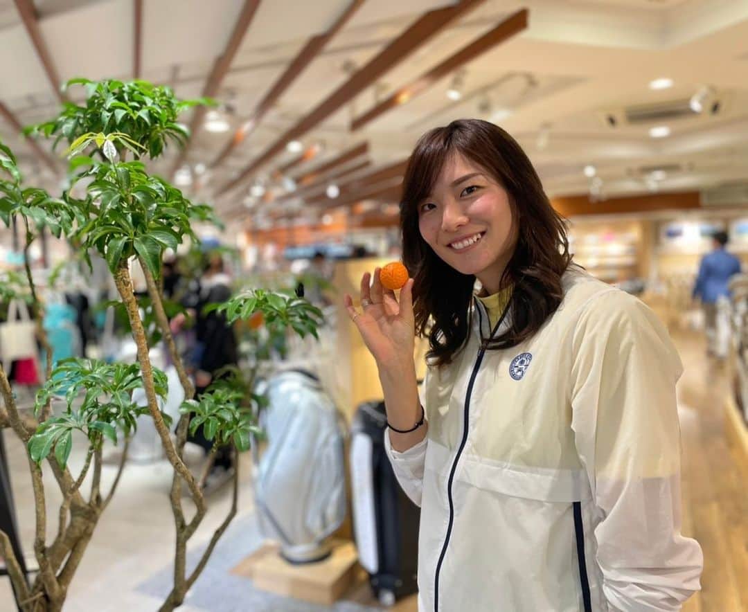高島早百合のインスタグラム：「． 気になってたやつ使ってみた💕 ． 『VIVUS GOLF（ビーバースゴルフ）』 ゴルファーのためのプレミアムスキンケアブランドで 日焼けや乾燥などの影響を受けやすいゴルファーの必需品とも言われるリップケアアイテム！ 『ボールバーム』💓 ． ラウンドの時にキャディバックに忍ばせておけば ネタにも使える！！笑 お洒落な男性ゴルファーにも ぜひ一個は持ってて欲しいアイテムです🕺🏻 ． @fdr_onlinestore  ↑こちらでお取り扱いしてます✨ 興味のある方はぜひ😚 ． ． #vivusgolf  #ゴルフボール #スキンケア #女子力 #FIDRA #ゴルフウェア #ダブルイーグル新宿 #お洒落なゴルファー」