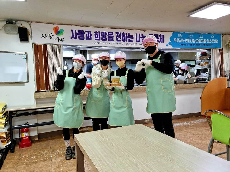 秋葉里枝のインスタグラム：「새벽에 일어나 오늘도 봉사 끝 🙌 어려운 시기 다 함께 이겨내요🙏  예주가 이제는 새벽에 일어나지 않아 조금 편해진 새벽기상☺️  그리고  엄마 없는 아침 아빠말 너무 잘 듣고 지내준 예자매❤️  예나 아침 알람 올리자 「아빠 엄마 오늘 어려운분들 도우러 갔자나 빨리 일어나서 우리 준비 해야지 」하며 일어났다 해서 엄마 너무 감동 😭  고마워 우리 딸들❤️ 오빠 애들 봐줘서 고마워 ❤️ - #사랑마루 @sarangmaru_official 늘 함께 하는 언니 오빠들 사랑해요 ❤️ - #새벽봉사 #육아맘 #올해새로시작한일 #건강한삶 🙏」