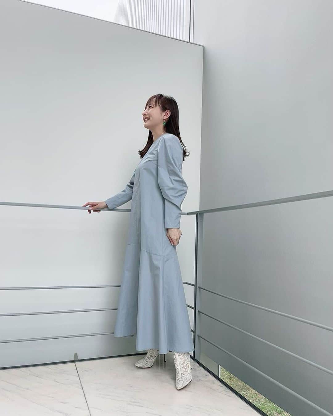 のインスタグラム：「火曜日の放送が終わりました🎤 見てくださった皆さん、ありがとうございました🤍 袖が素敵なアイスブルーのワンピース&ホワイトレースのショートブーツで、爽やかで華やかなコーディネートでした🤍  #ワンピース @gallardagalante  @gallardagalante_navy   #ネックレス @pontevecchio_jp  #ピアス @tresdoux_jewelry   #パンプス @kanematsu_official   #スタイリスト @tamakumamakiko   #テレビ朝日 #アナウンサー #島本真衣」