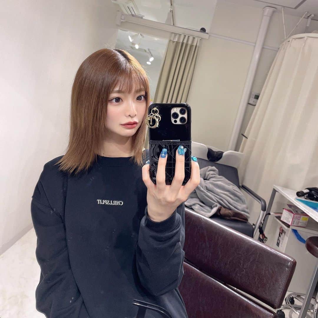 のインスタグラム：「髪の毛ながっ？！？！？！ 目から下はブリーチ毛なので、そろそろ切るわよ😎 · Diar @diar_salon_official でトリートメントすると本当に髪の毛生まれ変わるからすごい。癖とれて髪の毛長くなった？？！よね？！笑🥺 · この日はお母さんが脱毛いきたい～ってことだったので紹介で一緒に行きました👩🏻 隣の部屋で楽しそうに脱毛受けてた👩🏻笑 · まつパ、脱毛、髪の毛全部できるからめっちゃいいよ～🥳お友達と来ても🙆 · · · ·  · · · · #ボブ #ボブアレンジ #ボブヘアー #ボブスタイル #ボブヘア #ショートボブ #ショート #ショートヘア #髪質改善 #髪質改善トリートメント #トリートメント #ブリーチなしカラー #ブリーチ #髪型 #髪色 #秋カラー #冬カラー #原宿 #原宿美容室 #脱毛 #全身脱毛 #まつげパーマ #まつパ #まつげエクステ #メンズ脱毛 #イメチェン #美肌 #美活 #美容 #chillsplit」