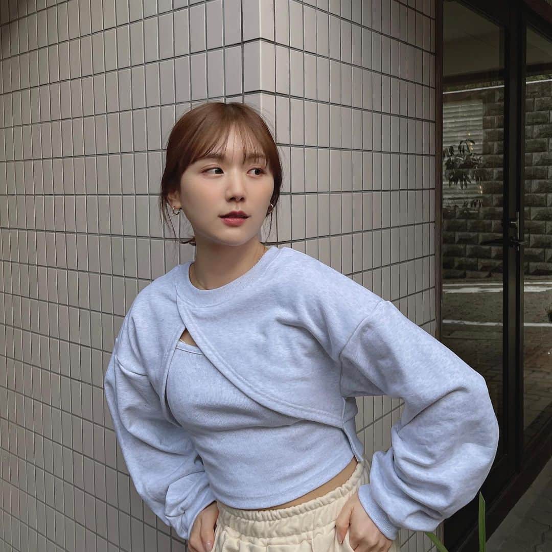 のインスタグラム：「👟💛  カジュアルな日☺️👍 トップスは @9unq.official の新作だよ💓 もう少しで発売だから少々お待ちください😍  スニーカーは最近買った @onitsukatigerjp 👟✨  #春コーデ #春服 #カジュアルコーデ #9unq #ひよん #ひよん服 #クアンク」