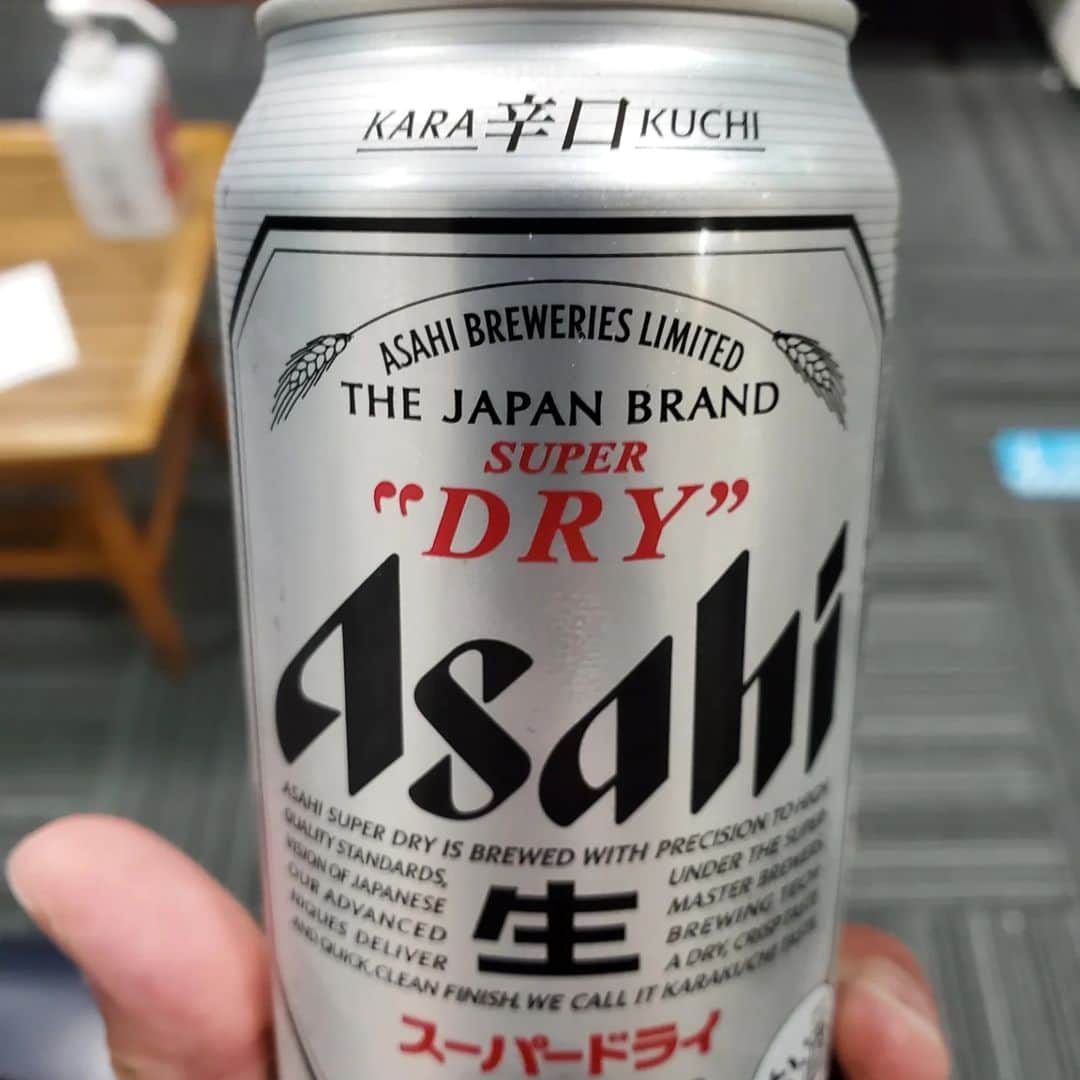 山本崇史のインスタグラム：「ひさびさの銭湯でひさびさのビール。 湯上がりのビールのうまさにビビリング。  ちなみにいちばん好きなビールはサッポロ黒ラベルなんだよな～。ごめんねスーパードライちゃん。  #銭湯 #ビール」