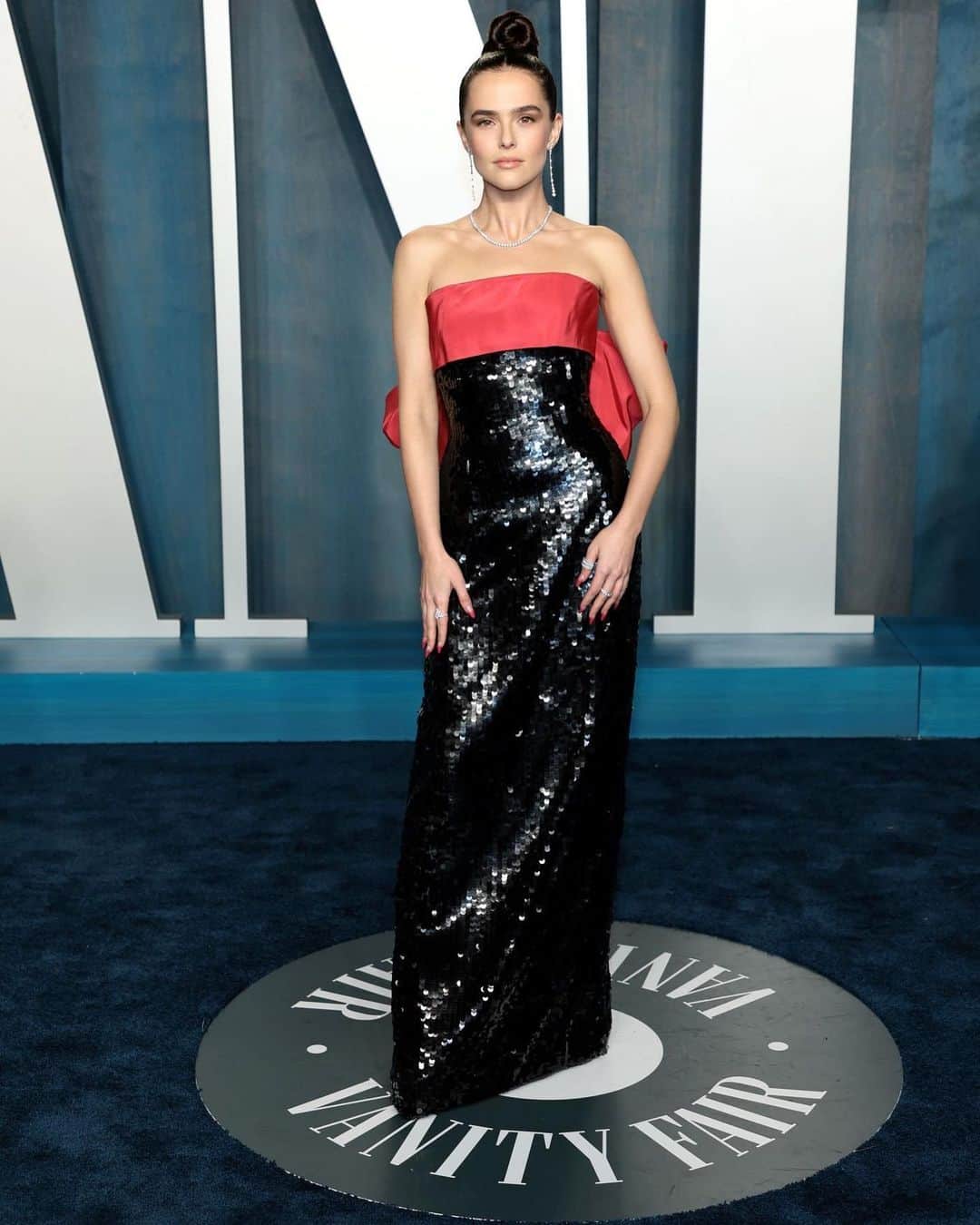 ゾーイ・ドゥイッチのインスタグラム：「put a bow on it 🎀 vf ‘22」