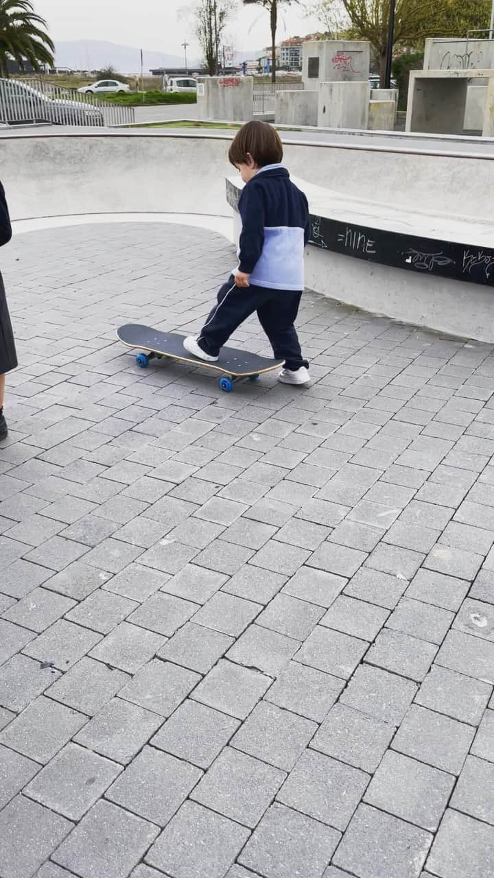 フラン・リコのインスタグラム：「🛹🤕」