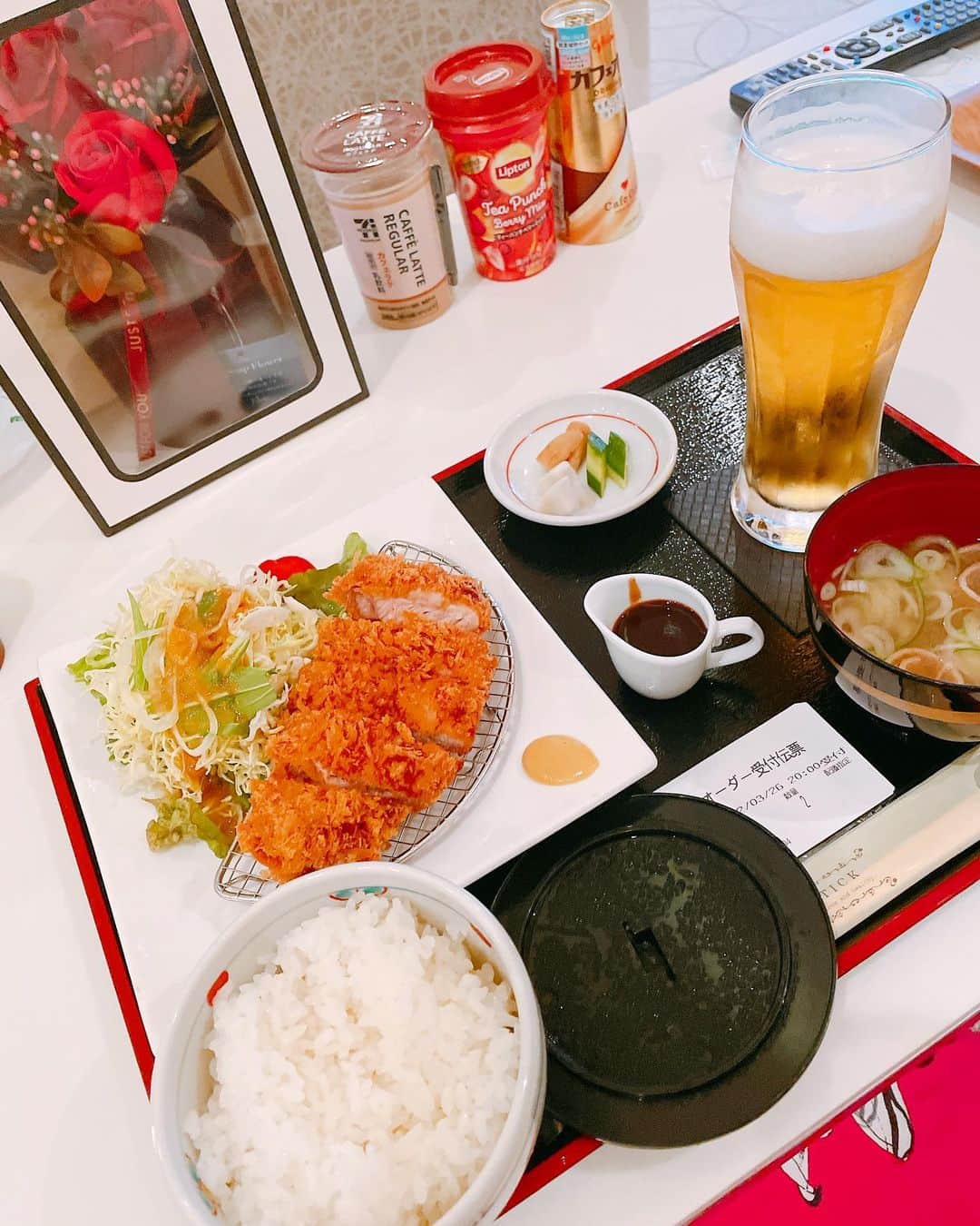 橘芹那のインスタグラム：「@hotel_grace_toyama #ラブホ飯 #富山   豚カツとビール🐖❤️」