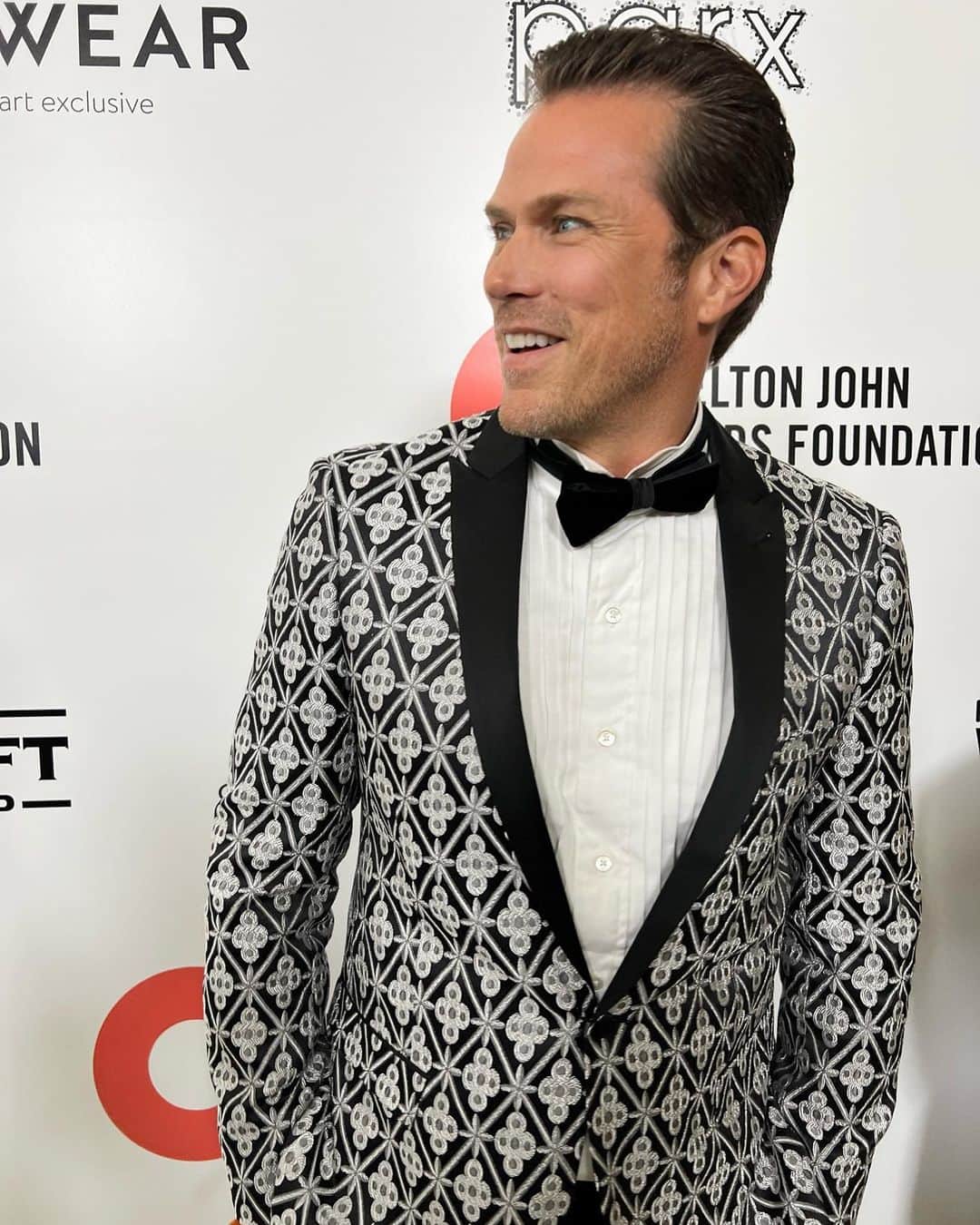 ジェイソン・ルイスさんのインスタグラム写真 - (ジェイソン・ルイスInstagram)「Congratulations to the Elton John Foundation for raising $8.5 million last night at the 30th Annual Academy Awards Party.  We’re honored every time we’re invited to attend and are so proud of all the work the Foundation is doing.  Never a dull moment  @EJAF #EJAFOscars #theoscars  Also huge thank you to Haili Pue of @allzedetails for dressing us to the nines for our events last night.  The jacket by @paisleyandgray was an absolute hit 🕺🏼 and as always, a huge thank you to my wonderful publicist @jkatzprpro and @lanieonwheels」3月29日 4時24分 - jasonleelewis
