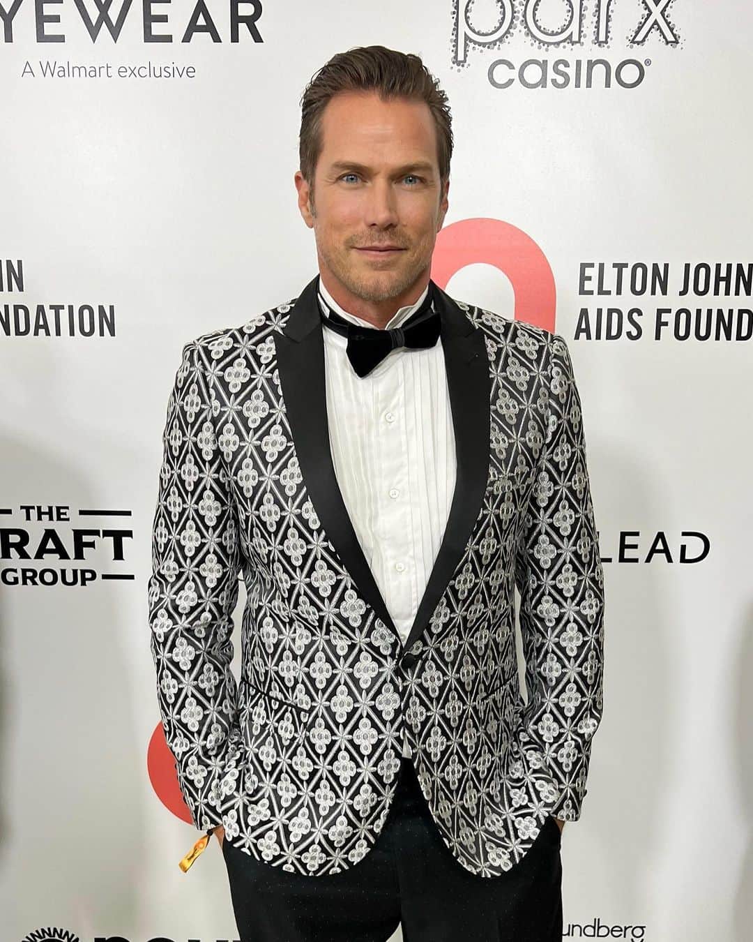 ジェイソン・ルイスさんのインスタグラム写真 - (ジェイソン・ルイスInstagram)「Congratulations to the Elton John Foundation for raising $8.5 million last night at the 30th Annual Academy Awards Party.  We’re honored every time we’re invited to attend and are so proud of all the work the Foundation is doing.  Never a dull moment  @EJAF #EJAFOscars #theoscars  Also huge thank you to Haili Pue of @allzedetails for dressing us to the nines for our events last night.  The jacket by @paisleyandgray was an absolute hit 🕺🏼 and as always, a huge thank you to my wonderful publicist @jkatzprpro and @lanieonwheels」3月29日 4時24分 - jasonleelewis