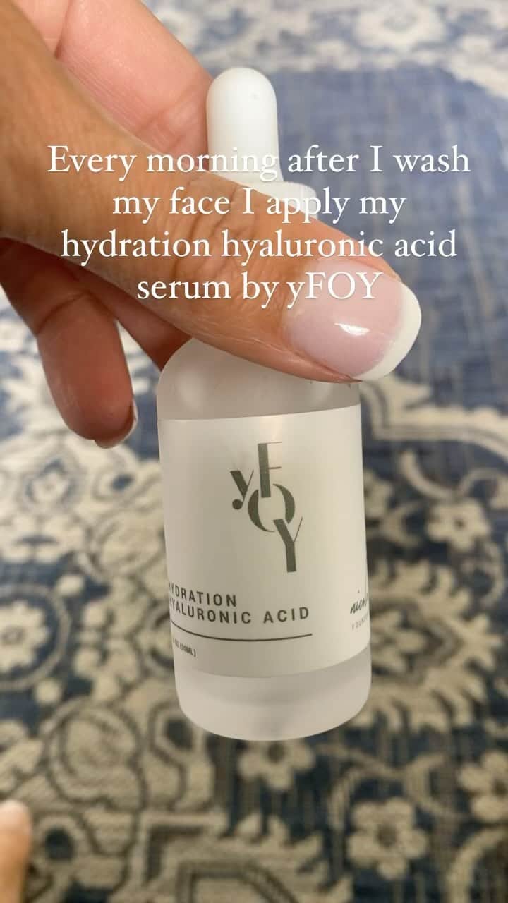 ニコール・ミッチェル・マーフィーのインスタグラム：「Follow @yfoyshop  Hyaluronic acid serum and vitamin C serum by yFOY  Available online  #yfoy #everydayconfidence  #yourfountainofyouth #skincare  #skin  #beauty」