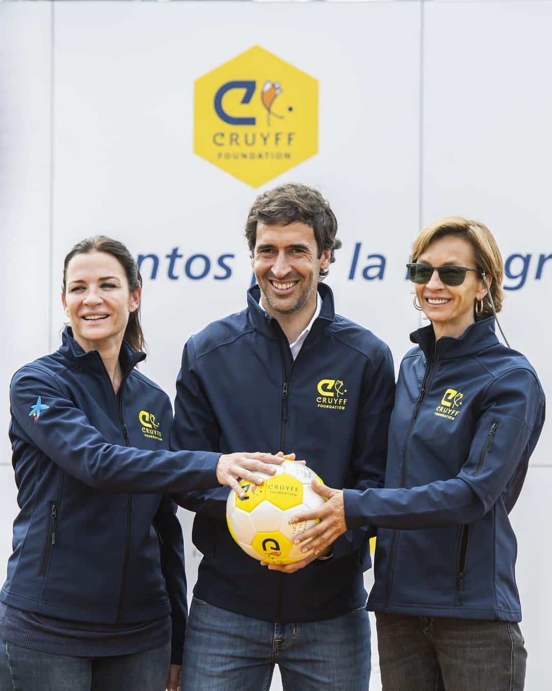 ラウル・ゴンサレスのインスタグラム：「Feliz de apadrinar en la colonia Marconi de la mano de la @fundacioncruyff donde crecí y soñaba con ser futbolista profesional. Deseo que todos los niños y niñas ese campo les sirva de inspiración. Disfrútenlo!!❤️⚽️」