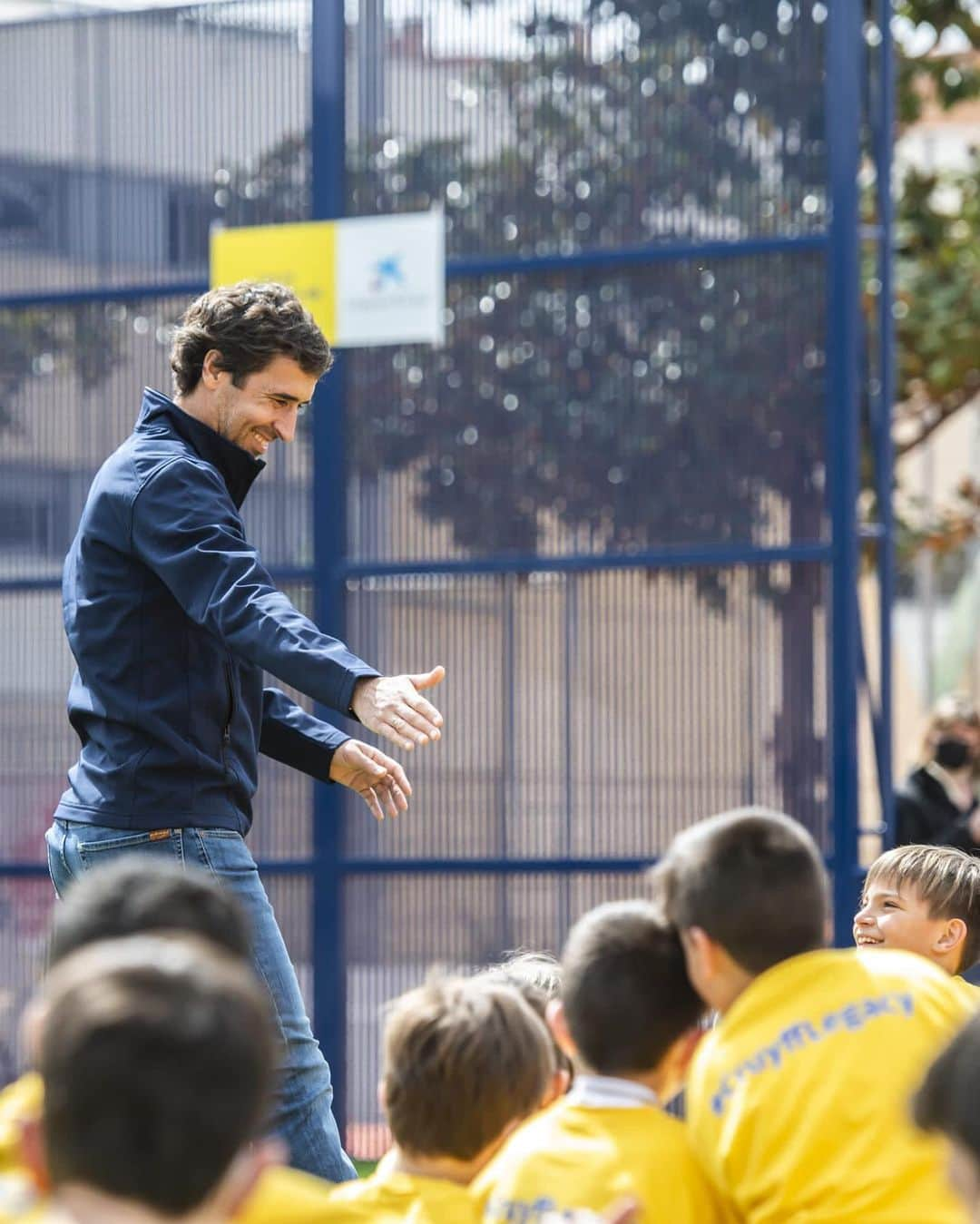 ラウル・ゴンサレスさんのインスタグラム写真 - (ラウル・ゴンサレスInstagram)「Feliz de apadrinar en la colonia Marconi de la mano de la @fundacioncruyff donde crecí y soñaba con ser futbolista profesional. Deseo que todos los niños y niñas ese campo les sirva de inspiración. Disfrútenlo!!❤️⚽️」3月29日 5時16分 - raulgonzalez