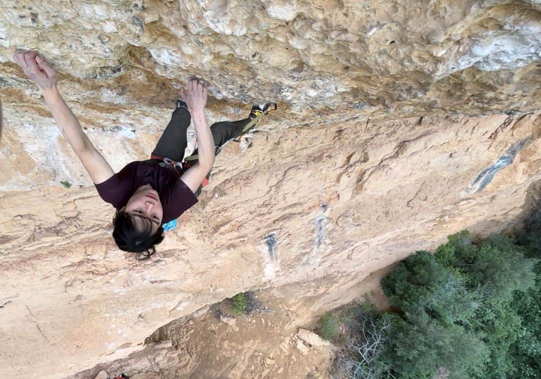 小武芽生のインスタグラム：「“Era Vella”  8c+/9a ✅(9a?) Believing last day is best day, the moment came🥰 Thank you for this beautifull line @chris_sharma and Margalef!!  RPグレード更新💪🔥 おまけに日本人女性最高グレードも更新！ 思うように登れずにどうなることかと思ったけど、完登することができて今回のスペインツアーの目標達成✅  @thenorthfacejp  @lasportivajp @sskfoods1978  @raffinee_orientalbio #tnfjp #ザノースフェイス #thenorthfaceathlete #climbing #margalef #eravella #クライミング」