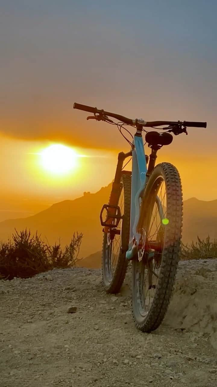 ギャレット・バックストロームのインスタグラム：「God’s creation is something else… 🌅 #mountainbike #explore #sunset #yeti #yetiarc」