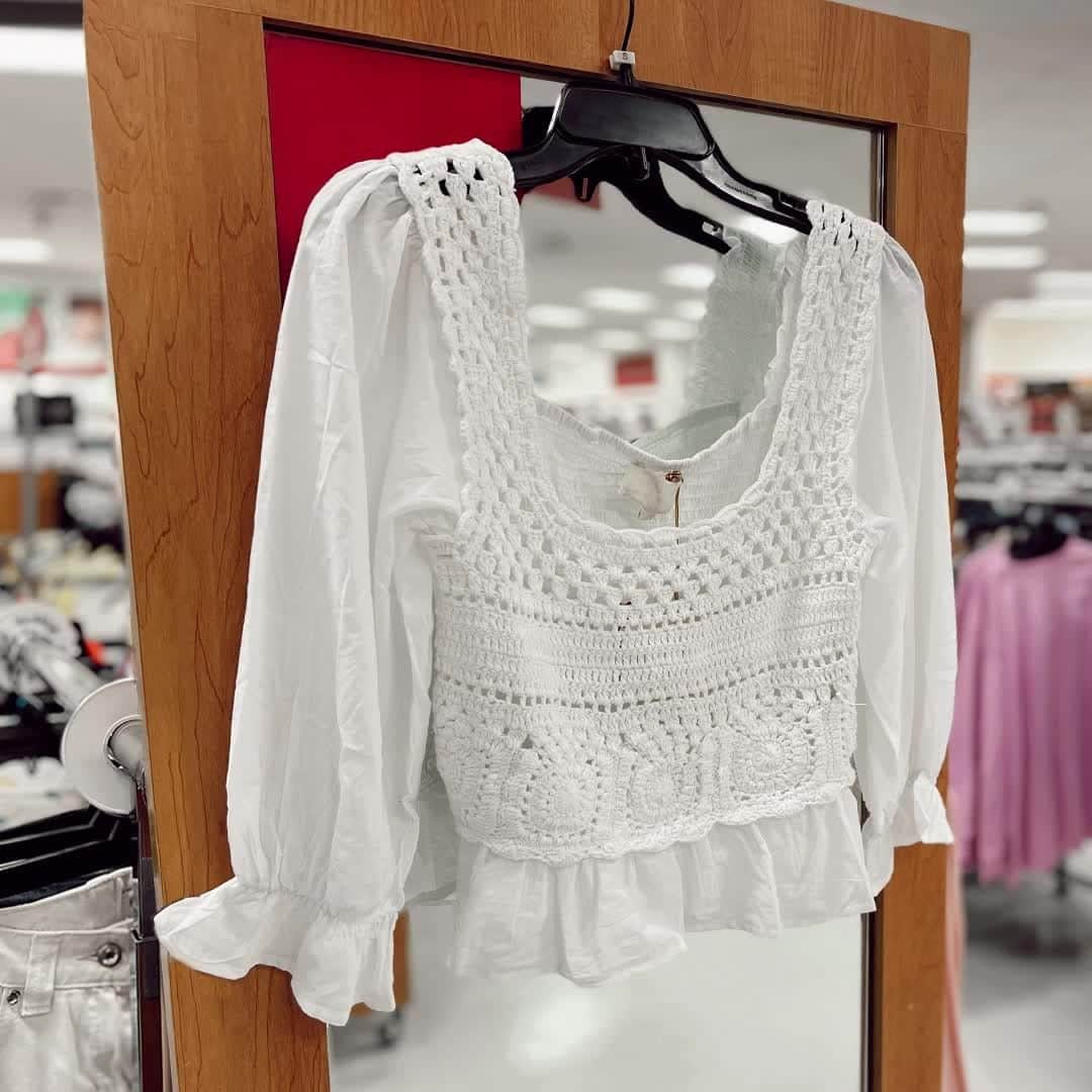 T.J.マックスのインスタグラム：「Manifest warmer weather in these trendy tops ⛅️ 🌸 Deals are always arriving in store or shop link in bio」