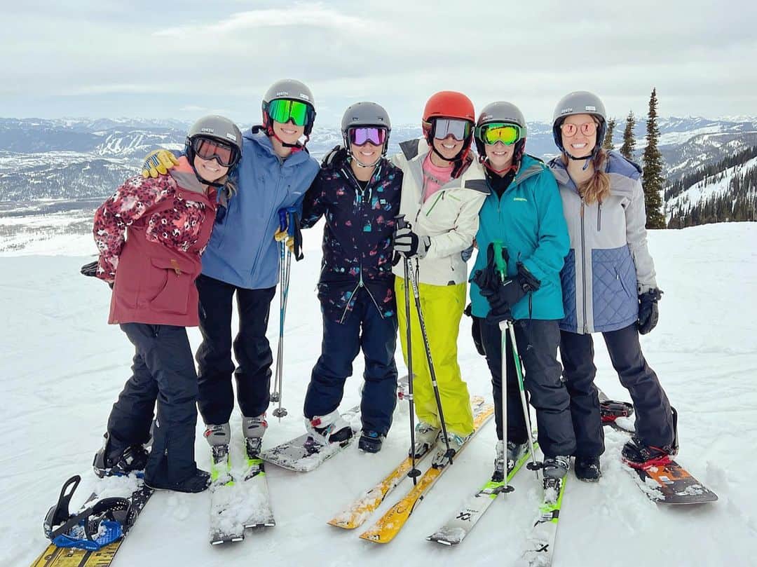 ジェシカ・ストループのインスタグラム：「I can’t remember the last time I’ve laughed so much… or been so sore. Jackson Hole + my best friends from home, you were everything my soul needed. 🥰🤘🏻」