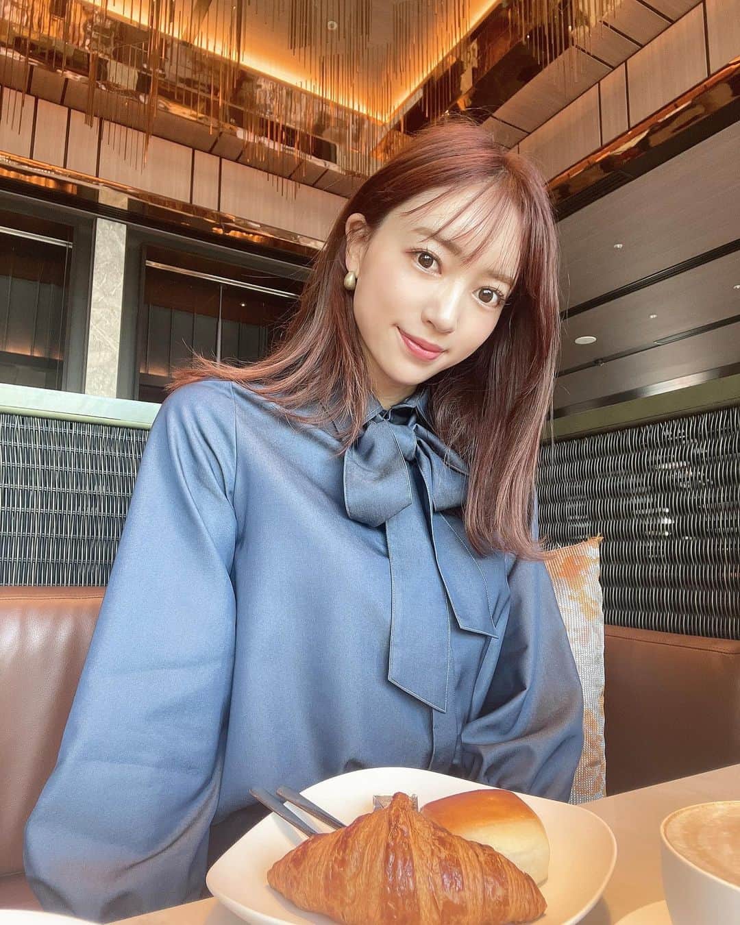 唯可（yuika）さんのインスタグラム写真 - (唯可（yuika）Instagram)「朝からホットカフェラテが 飲める幸せ🤤☕️🤍  ブラウスは @tonal_official 🤍」3月29日 8時23分 - yu.i.k.a