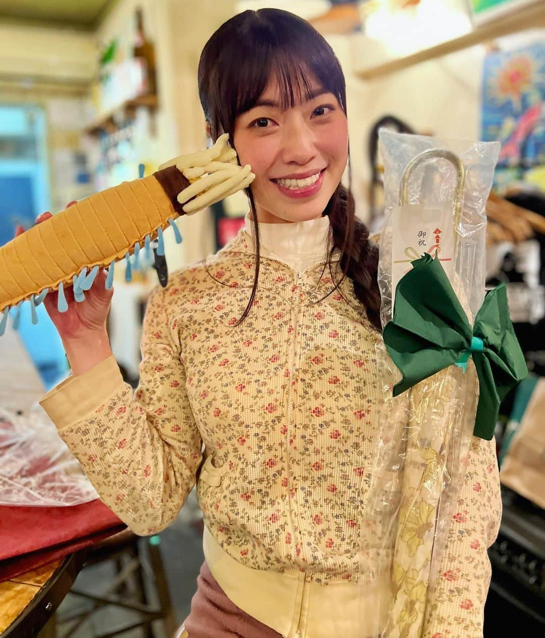 小田飛鳥さんのインスタグラム写真 - (小田飛鳥Instagram)「昨夜はご近所仲間達にお誕生日お祝いして貰いました~☺︎ 越して来て5年以上経ちますが、こんなに仲良しさんが出来るなんて嬉しいなｧ🍻 ずっと行きたかった居酒屋さんと、いつもの溜まり場でお祝いして貰いました🥳🥳」3月29日 9時50分 - asuka_oda_0320