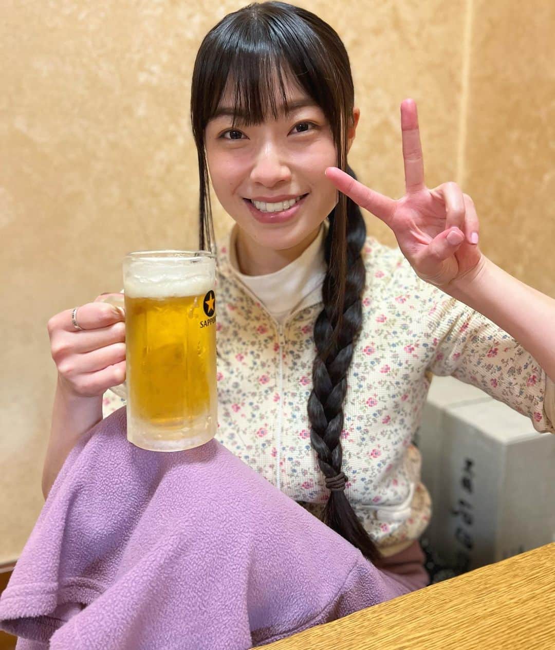 のインスタグラム：「昨夜はご近所仲間達にお誕生日お祝いして貰いました~☺︎ 越して来て5年以上経ちますが、こんなに仲良しさんが出来るなんて嬉しいなｧ🍻 ずっと行きたかった居酒屋さんと、いつもの溜まり場でお祝いして貰いました🥳🥳」