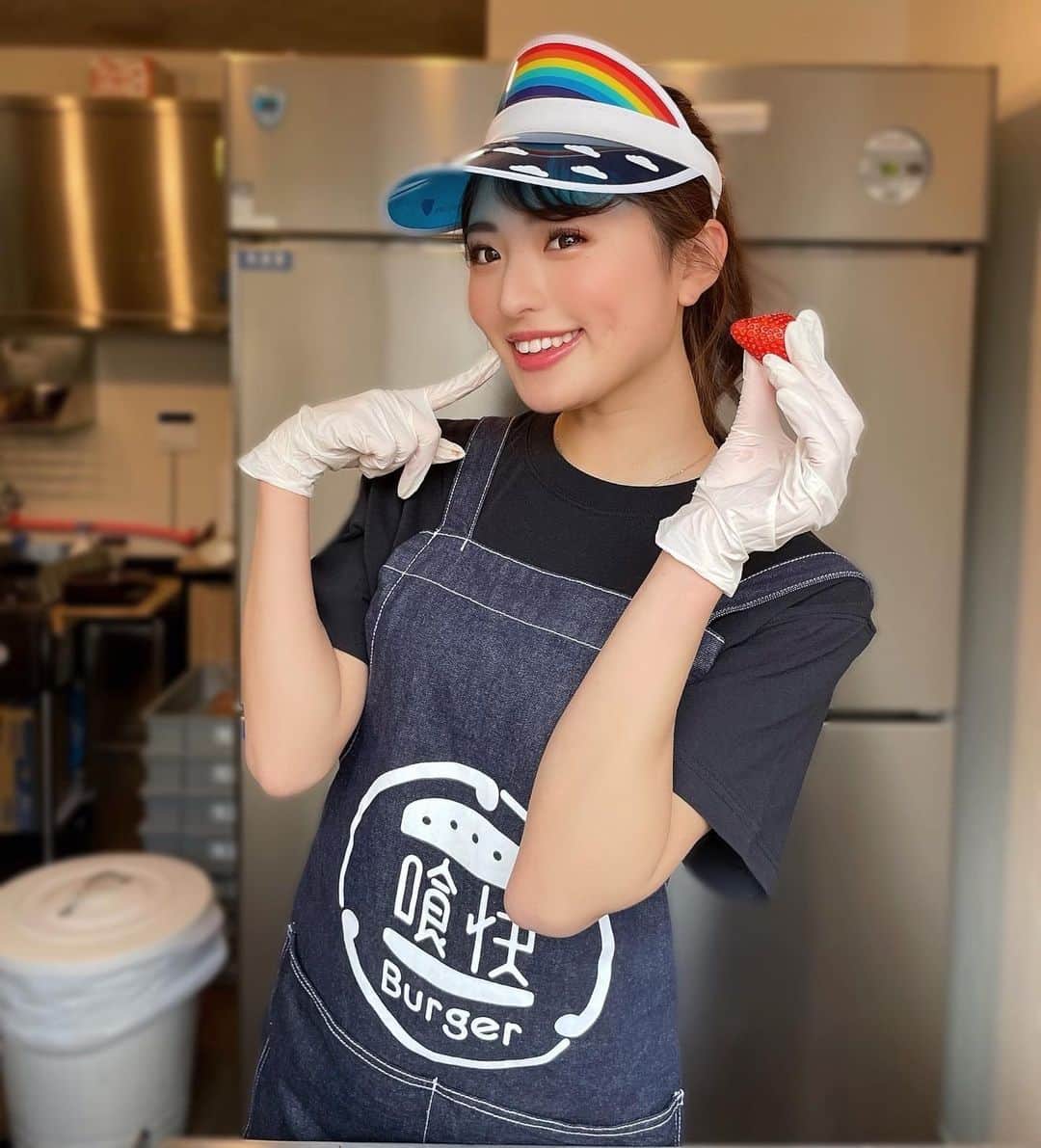 MIYABIのインスタグラム：「サイバーちゃんとアントニーくん👯‍♀️💜  今回は　@qookai_burger さんにお邪魔して、ハンバーガー対決🍔✨  どーしてミヤビはイチゴをGET出来たのでしょうか？🤤🍓 ビームは作戦を考えましたよ😎  どんな物を作ったか💕  答えは、YouTubeにて✨  コメントたーーくさん待ってるね💋  #ハンバーガー」