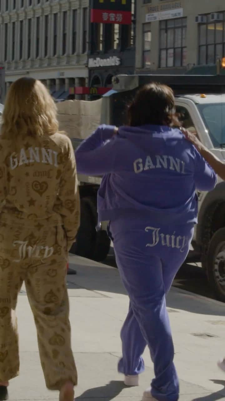 ガンニのインスタグラム：「Our juciest collab yet 🤤  @ganni x @juicycouture drops tomorrow 9AM CET. Make it yours.   #GANNIxJuicy」