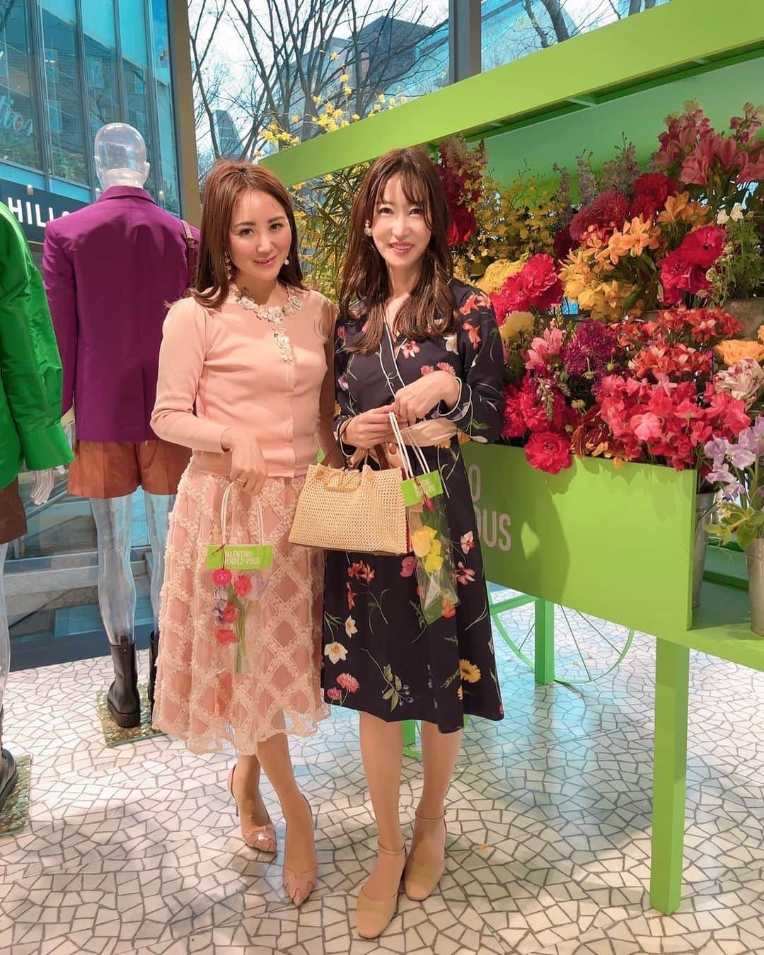 渋谷恭子さんのインスタグラム写真 - (渋谷恭子Instagram)「今月も未来さん @miku.hirata と2人で #チェスティコーデ   また着れそうなのが見つかったら購入したい♡  #チェスティ #ワンピース #ワンピ #ワンピースコーデ #ママ #ママコーデ #ママファッション #アラフォー #アラフィフ #50歳 #ぺたんこ靴 #chesty」3月29日 19時38分 - kyoko.86