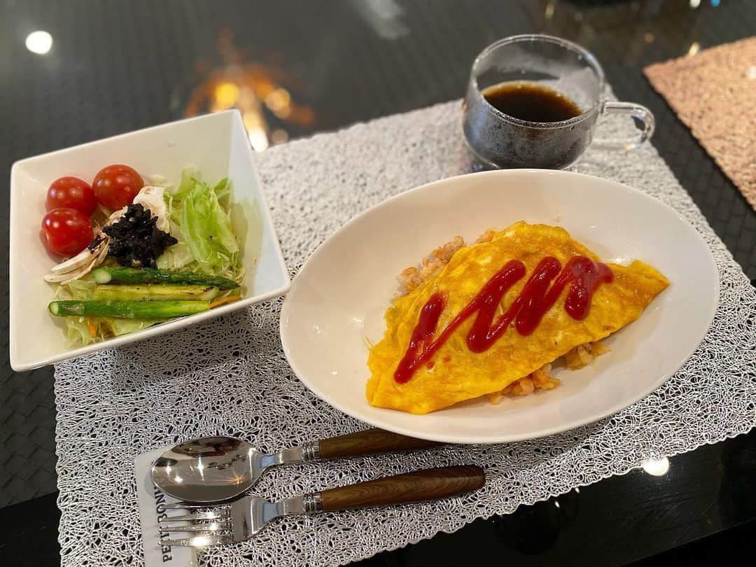 矢部美穂さんのインスタグラム写真 - (矢部美穂Instagram)「おうちご飯🍴 今日はワクチン後なので自宅で安静にしています🏠  なので、簡単な大好物のオムライスを作りました✨  私は卵が甘くないと嫌なの💦 ほとんどのオムライスの卵って甘くないですよね💦 だから、自分で作るオムライスが最高に美味しいのです💖  サラダにはマッシュルームや黒ニンニクも入れました✨  そして、シャングリラズシークレットのブラックスープ☕️ @shangrilas.secret_omotesando  スティックタイプのものが販売されているのでオススメです✨激うまスープで身体にも良いから😊  #おうちごはん #晩御飯 #オムライス #安静に #40代  #矢部美穂」3月29日 19時55分 - miho.yabe.0607