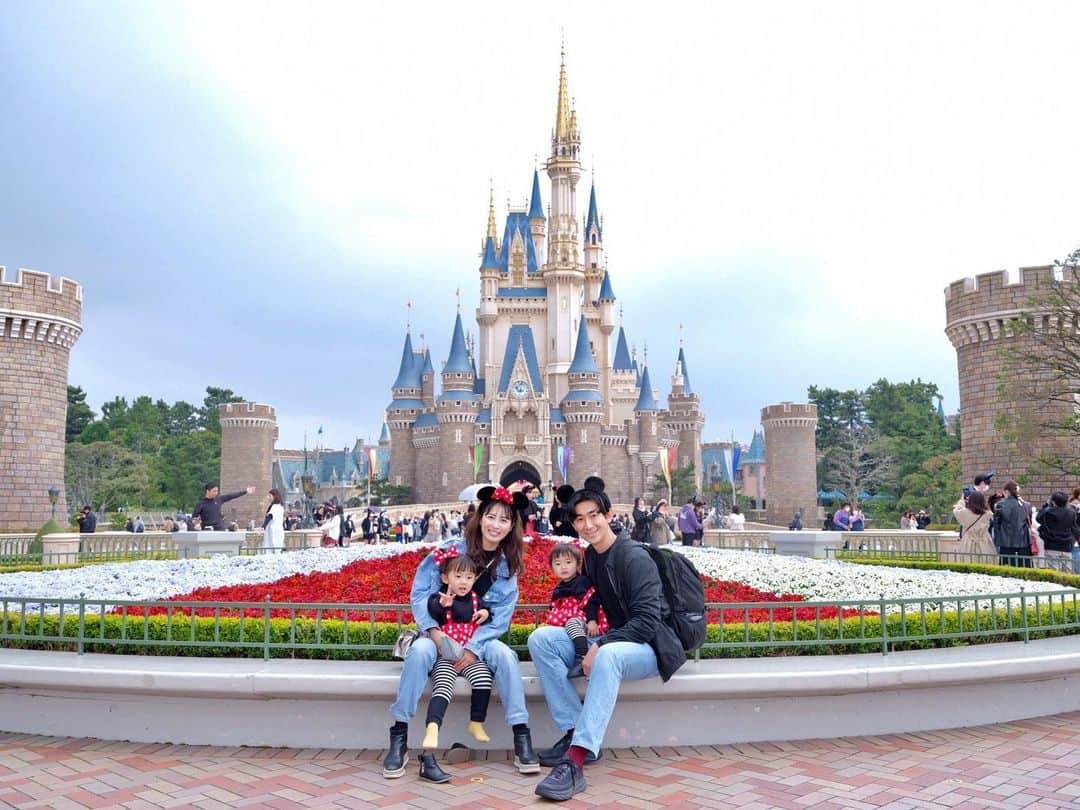 のインスタグラム：「た、たのしかった、、夢でした☺️ ディズニー素晴らしい、最高☺️ 雨に打たれて大変すぎて修行だったけど、ほんっとに楽しかった！！💕 入ってからすぐに集合写真撮ってよかったー😂 さくらはついにミニーちゃんにも会えて目を輝かせてた🥺 今時のディズニーなスマホが必須だと初めて知ったのと、抽選が全滅したのが驚いた笑 #初ディズニー#誕生日ディズニー #happybirthday#disneyland」