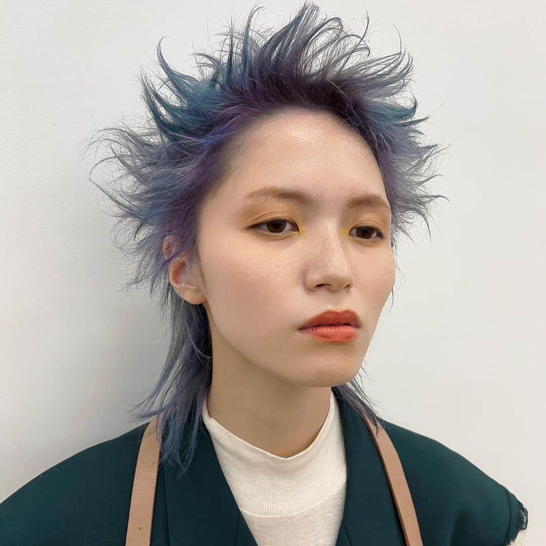 のインスタグラム：「after→before✂️ 今日のセミナー モデルさんビフォーアフター。 吹き上げたデザインウルフ。 ルーツはラベンダーからブルーのグラデーションカラー。  #LECO #lecotokyo #GAMO #ガモウ #ミルボン　#MILBON #ウルフカット  #デザインカット #リーゼント #顔周りカット  #ブルーカラー #ラベンダーカラー #コントラストカラー  #コントラストハイライト  #束感  #デザインカラー #ルーツカラー #グラデーションカラー #セミナー #美容師　#美容師の休日」