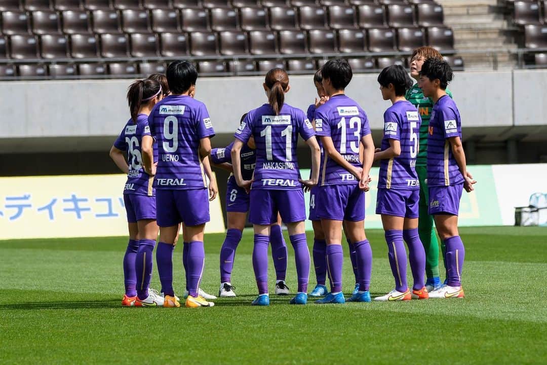 木崎あおいのインスタグラム：「_ リーグ後期再開から4連敗。 応援してくださる方々に申し訳ない気持ちでいっぱいです。 苦しい時に自分になにができるのか。 強く逞しく闘う集団に。 今の現状に目を逸らさずに向き合います。  現地やDAZN、拍手やゲーフラでのご声援にとてもとてもパワーをいただいています。 いつもたくさんの応援本当にありがとうございます🙇‍♀️  #weリーグ #サンフレッチェ広島レジーナ #木﨑あおい」