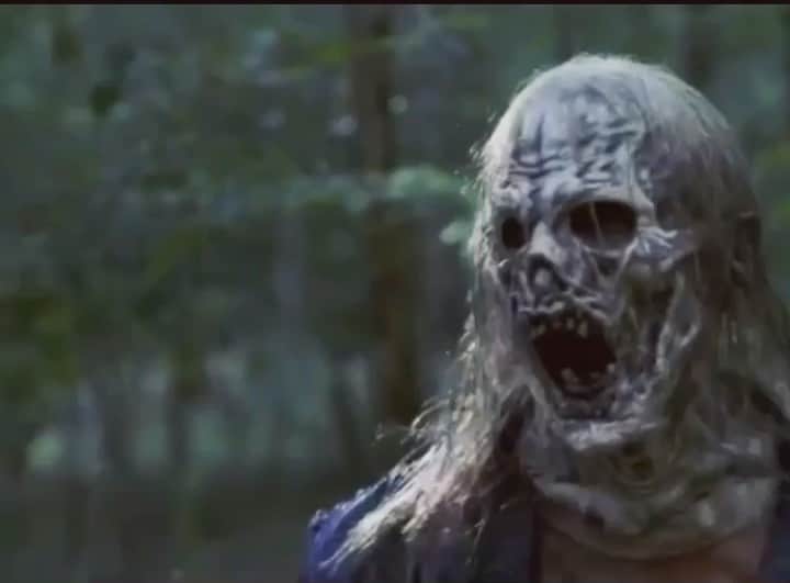 ロス・マーカンドのインスタグラム：「Mace in ya face! 🦾🧟‍♂️ • • • • • • #twd • #twdfamily • #mood」