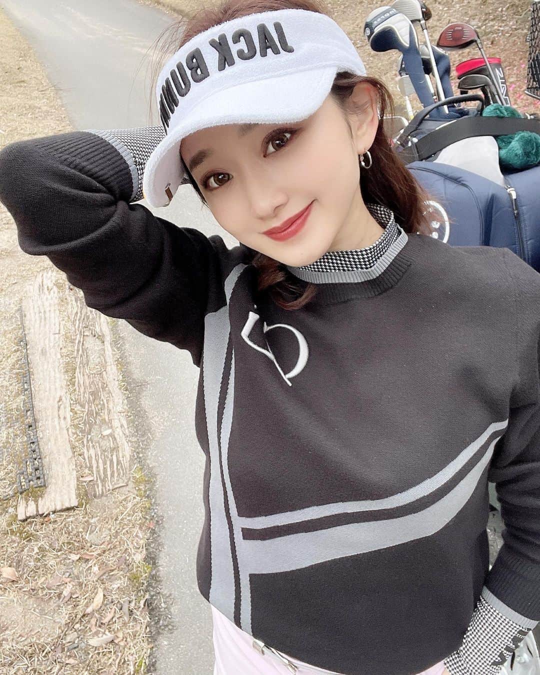 のインスタグラム：「⛳️ * 内腿に #クルスカ してきました♡ ゴルフを始めてから、普段履かないミニスカを 履くようになり、より気になり出した太もも…😂 * 術後2週間が経過しましたが、少しスッキリとしました✨ 周りからも「私もクルスカやったよー！」と ご報告よく頂くので、なんだか嬉しいですw 個人差はありますが、私は我慢できる痛みなので、 来月も外腿お願いしてます笑笑 * #湘南美容外科名古屋栄院 #クールスカルプティング #脂肪冷却 #痩身 #それより練習せねば #⛳️」