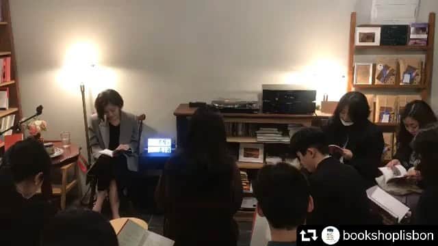 パク・ヒョジュのインスタグラム：「4년전 오늘이라뇨 아 우리 낭만낭만했구나 전생같…흑  태그된 영상이 너무 반가워 한참을 보네유 감사해 @bookshoplisbon  그리운 정서점님」