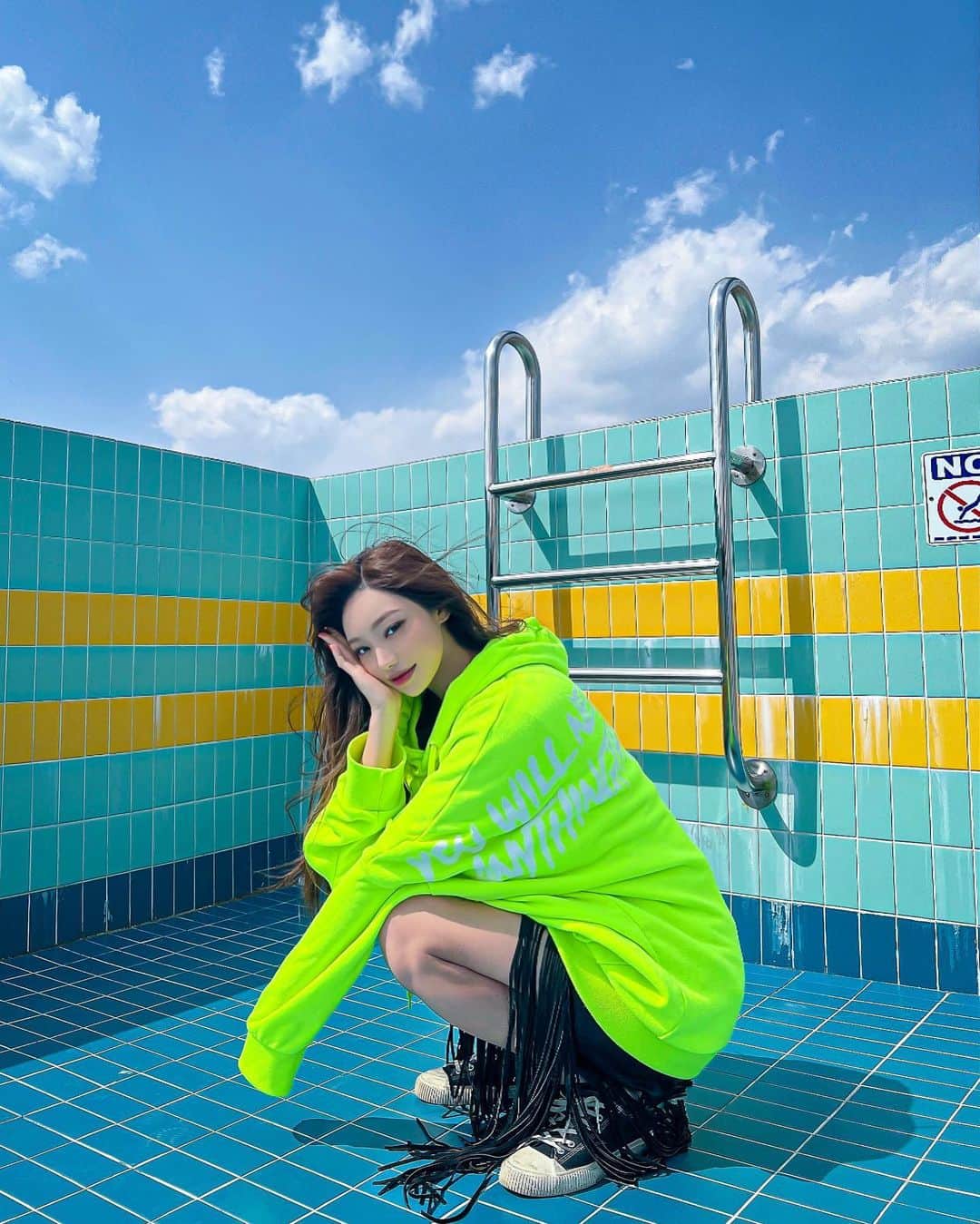 パク・ソヨンさんのインスタグラム写真 - (パク・ソヨンInstagram)「망설이고 있는 이 시간들이 너무 아깝다 그치만 아직도 갈림길이 너무 많은 거 같다  막막함 두려움 자괴감 희망 자신감 자기확신 등  이 모든게 뒤범벅 그니까 내말은 오늘 점심은 짜장범벅 이나 먹어볼까」3月29日 12時06分 - ssovely1024