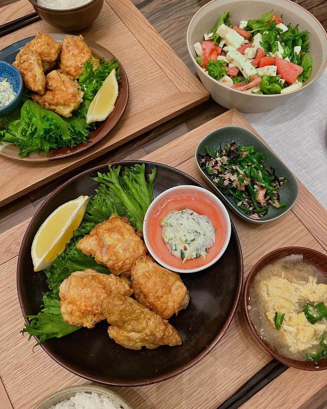 ソンイのインスタグラム：「最近のおうちご飯👩🏻‍🍳🍽  鶏もも肉のピカタ、初めて作ったけど簡単だったし息子にも大好評👦🏻👍🏻  １枚目のピカタ&カプレーゼサラダ ４枚目のオイスタービーフサラダ ６枚目のごま風味ポテサラ&きのこと鮭のバター焼き  この献立全部、世界中で大人気のミールキット @hellofreshjapan でお手軽にパパッと作れたよ👩🏻‍🍳  遂に日本上陸して私もかなり活用させてもらってます🥹✌🏼  選んだメニューの食材全てとわかりやすい作り方が同封されているから、届いたら手順通りに作るだけ👏🏼  献立考える負担もスーパーに行く手間もなしなの最高すぎる〜😩❤️  私は料理を作る事よりも毎日の献立を考える事が１番面倒だから😅 美味しいメニューを提案してくれるのがすっごく助かるし忙しい日のストレスフリー😙  新しい味の発見もあって、今後の献立としても再現できるから自分のレパートリーにもなるの嬉しいんだ❣️  バタバタな日は @hellofreshjapan に頼らせてもらって、 心にもゆとりができます🌿このゆとりとても大事だよ🕊  皆さん毎日お疲れ様です！！👏🏼 頑張りすぎずに、美味しいご飯食べよ〜🥰  クーポンコード【CHEFSONNI】で初回注文の2箱が合計5000円OFFで注文できるから、おうちご飯に悩んでる方は是非この機会に試してみてね👩🏻‍🍳🤍  #HelloFresh #ハローフレッシュ #ハロフレ #ミールキット #おうちごはん #宅配サービス #世界の料理 #PR」