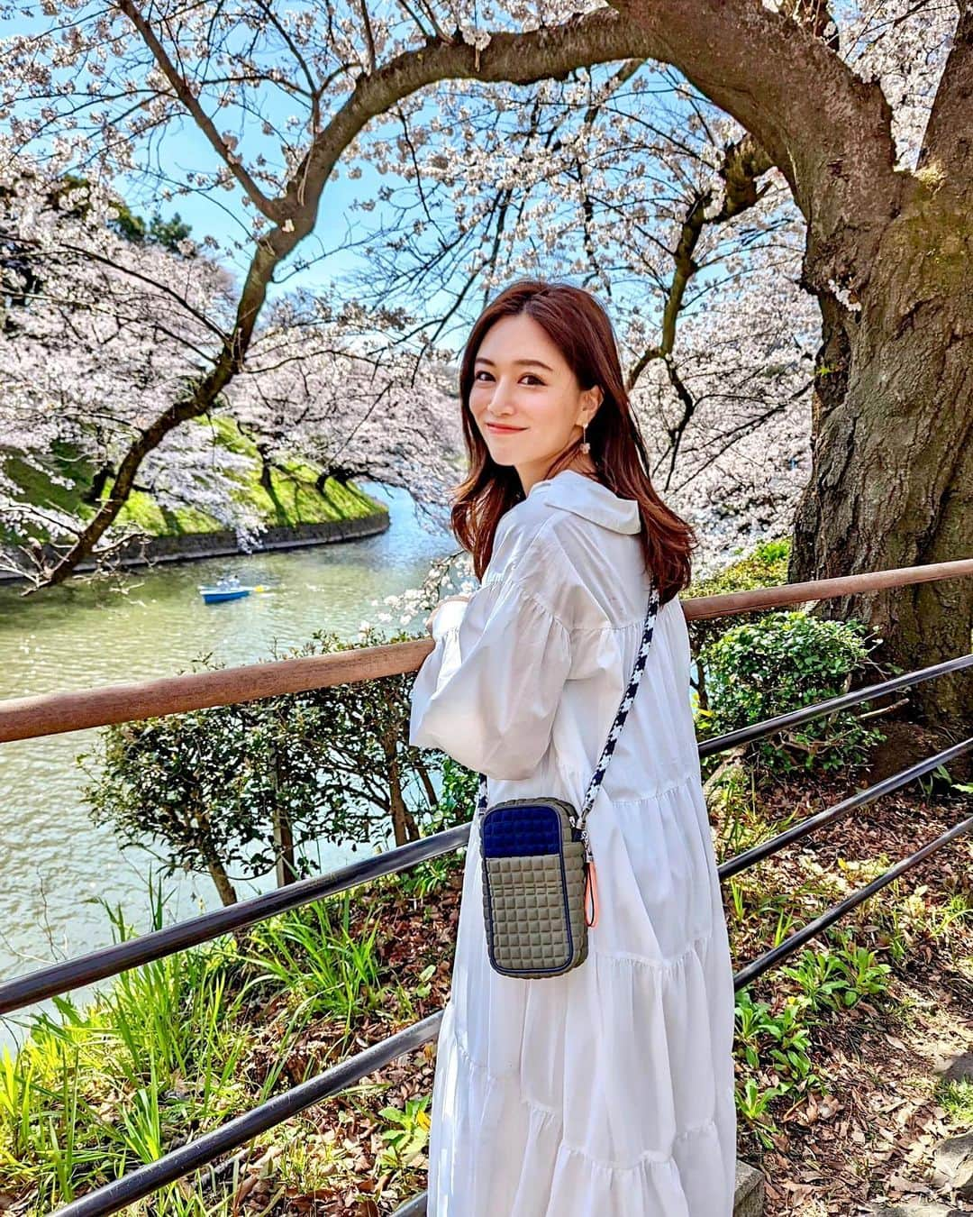 石井里奈さんのインスタグラム写真 - (石井里奈Instagram)「こんにちは💕 東京も桜が満開🌸 千鳥ヶ淵へお花見🌸 早朝行くとまだ人が少なくておすすめです🙆‍♀️ . dress... @eimyistoire_official  bag... @l4k3style_japan @classy_mag_insta  shoes... @converse_jp  . 春らしい白ティアードワンピースで👗というのも骨格診断でナチュラルはティアードワンピが似合うのを学んだので🙆‍♀️ ずっとお世話になっている @classy_mag_insta 編集部の骨格スタイリスト 棚田トモコさん @tomoko_tanada さんが初の著書！ . No Kokkaku, No Fashion! -今までで一番オシャレな骨格診断BOOK- センスよく生きるための、ベーシック・ワードローブ作りのヒント が今週発売されて読んで勉強したのだ✌️❤️ . @classy_mag_insta でも骨格診断別コーデ大人気なんだけど、ティナさんが監修よくしてて💕そんな技とおしゃれが分かりやすく解説されててすぐ真似したくなるしおしゃれしたくなるそんな一冊❣️とにかくコーデが全部可愛い、今っぽい！ これで勉強して次の撮影もいきたいなー❤️骨格タイプを知っとくのって大切です！（6枚目の動画で中身を少しだけチラ見せしてます笑） . ちなみにバッグもレイクとクラッシーコラボでインスタライブで紹介してたやつ💕やっぱり可愛い...👜 . また更新します❤️ . #りなまるコーデ #コーディネート #コーデ #coordinate #classy__leaders #骨格ナチュラル #骨格診断 #骨格診断ナチュラル #骨格 #骨格ナチュラルコーデ #ティアードワンピース #eimyistoire #エイミーイストワール #L4K3 #レイク #ネオプレンバッグ #ファッション #春コーデ #お洒落バッグ #オシャレバッグ #トレンドバッグ #イタリアバッグ #千鳥ヶ淵 #花見 #桜 #さくら #サクラ #cherryblossom #cherryblossoms #お花見」3月29日 12時27分 - ri7tin1025