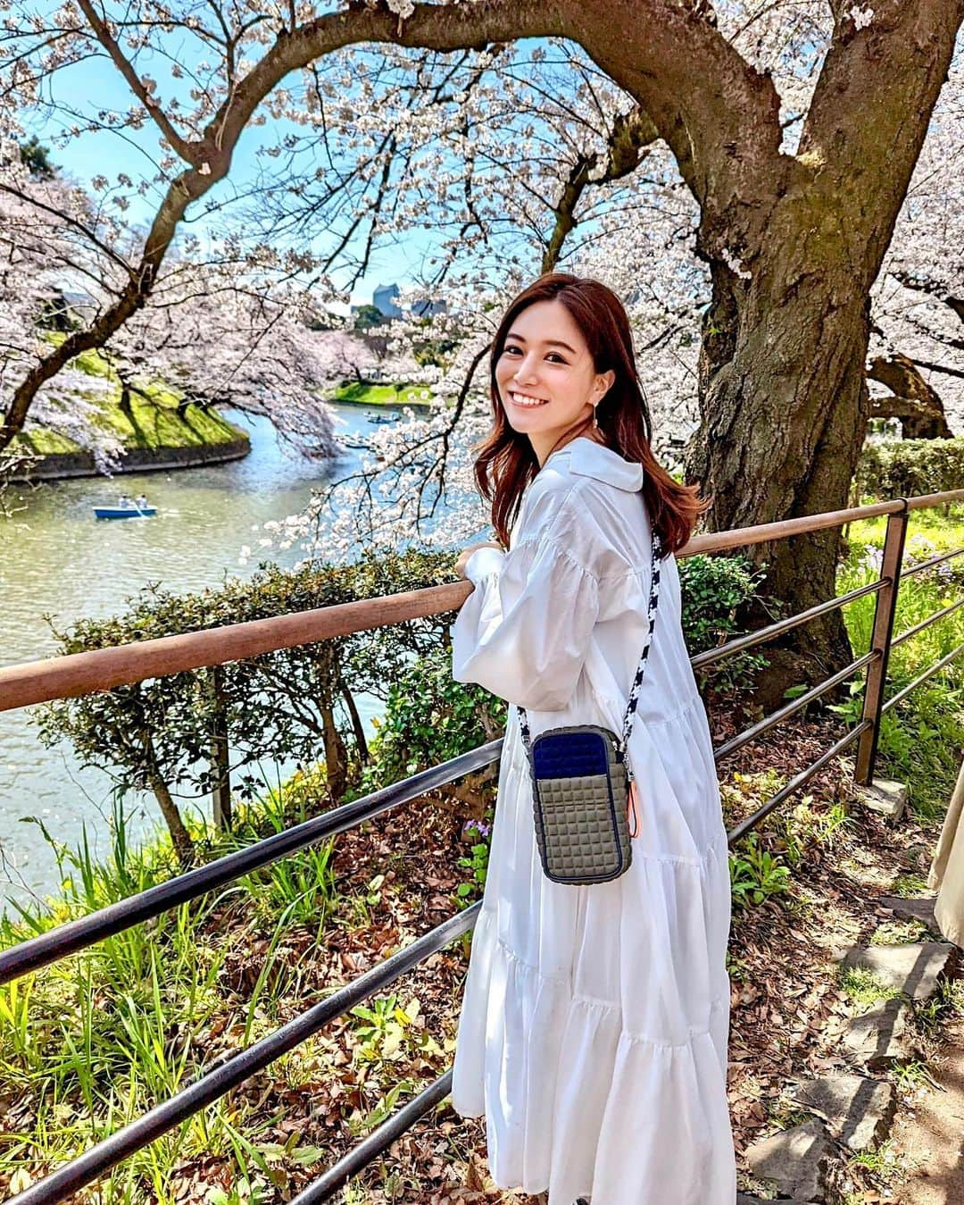 石井里奈さんのインスタグラム写真 - (石井里奈Instagram)「こんにちは💕 東京も桜が満開🌸 千鳥ヶ淵へお花見🌸 早朝行くとまだ人が少なくておすすめです🙆‍♀️ . dress... @eimyistoire_official  bag... @l4k3style_japan @classy_mag_insta  shoes... @converse_jp  . 春らしい白ティアードワンピースで👗というのも骨格診断でナチュラルはティアードワンピが似合うのを学んだので🙆‍♀️ ずっとお世話になっている @classy_mag_insta 編集部の骨格スタイリスト 棚田トモコさん @tomoko_tanada さんが初の著書！ . No Kokkaku, No Fashion! -今までで一番オシャレな骨格診断BOOK- センスよく生きるための、ベーシック・ワードローブ作りのヒント が今週発売されて読んで勉強したのだ✌️❤️ . @classy_mag_insta でも骨格診断別コーデ大人気なんだけど、ティナさんが監修よくしてて💕そんな技とおしゃれが分かりやすく解説されててすぐ真似したくなるしおしゃれしたくなるそんな一冊❣️とにかくコーデが全部可愛い、今っぽい！ これで勉強して次の撮影もいきたいなー❤️骨格タイプを知っとくのって大切です！（6枚目の動画で中身を少しだけチラ見せしてます笑） . ちなみにバッグもレイクとクラッシーコラボでインスタライブで紹介してたやつ💕やっぱり可愛い...👜 . また更新します❤️ . #りなまるコーデ #コーディネート #コーデ #coordinate #classy__leaders #骨格ナチュラル #骨格診断 #骨格診断ナチュラル #骨格 #骨格ナチュラルコーデ #ティアードワンピース #eimyistoire #エイミーイストワール #L4K3 #レイク #ネオプレンバッグ #ファッション #春コーデ #お洒落バッグ #オシャレバッグ #トレンドバッグ #イタリアバッグ #千鳥ヶ淵 #花見 #桜 #さくら #サクラ #cherryblossom #cherryblossoms #お花見」3月29日 12時27分 - ri7tin1025