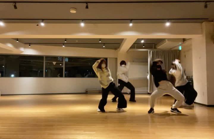 鞘師里保のインスタグラム：「集まれた人々とみんなで振りを作って踊る会。 完全に覚えたての踊り方だけど。楽しかったー！  忙しいところ、皆さんありがとうございました☺️ @nosuke_r1219  @gentaro1006  @_ayaka0825   勉強になりました^ ^  #左の黄色い人が私」