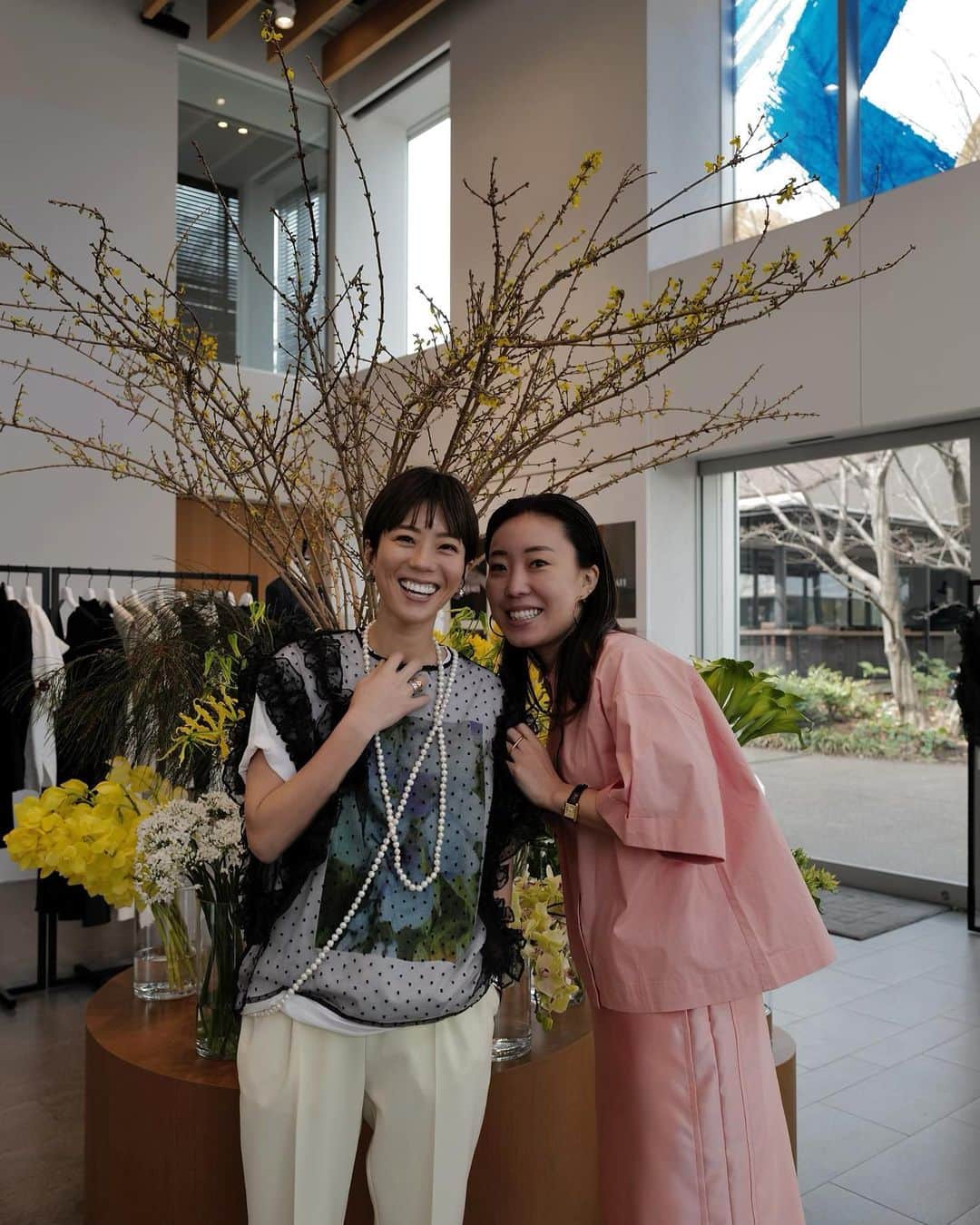 正中雅子のインスタグラム：「今回も準備段階から、たーくさんお世話になったPR担当してくれた　@haruka_.style さん♡  よく言ってるけど、MACHATTの名付け親でもあり 私が社会人1年目に出会った先輩🥰  MACHATTに愛情たっぷり注いでくれ、全力で仕事に取り組んでくれる姿には 感謝の気持ちしかなくて、回を増すごとに尊敬の気持ちも増していきます。  一緒にこうして現場を共にできること嬉しく思います☺️🌼  今回もありがとうございました！  #MACHATT #machattpopup  #machattland」
