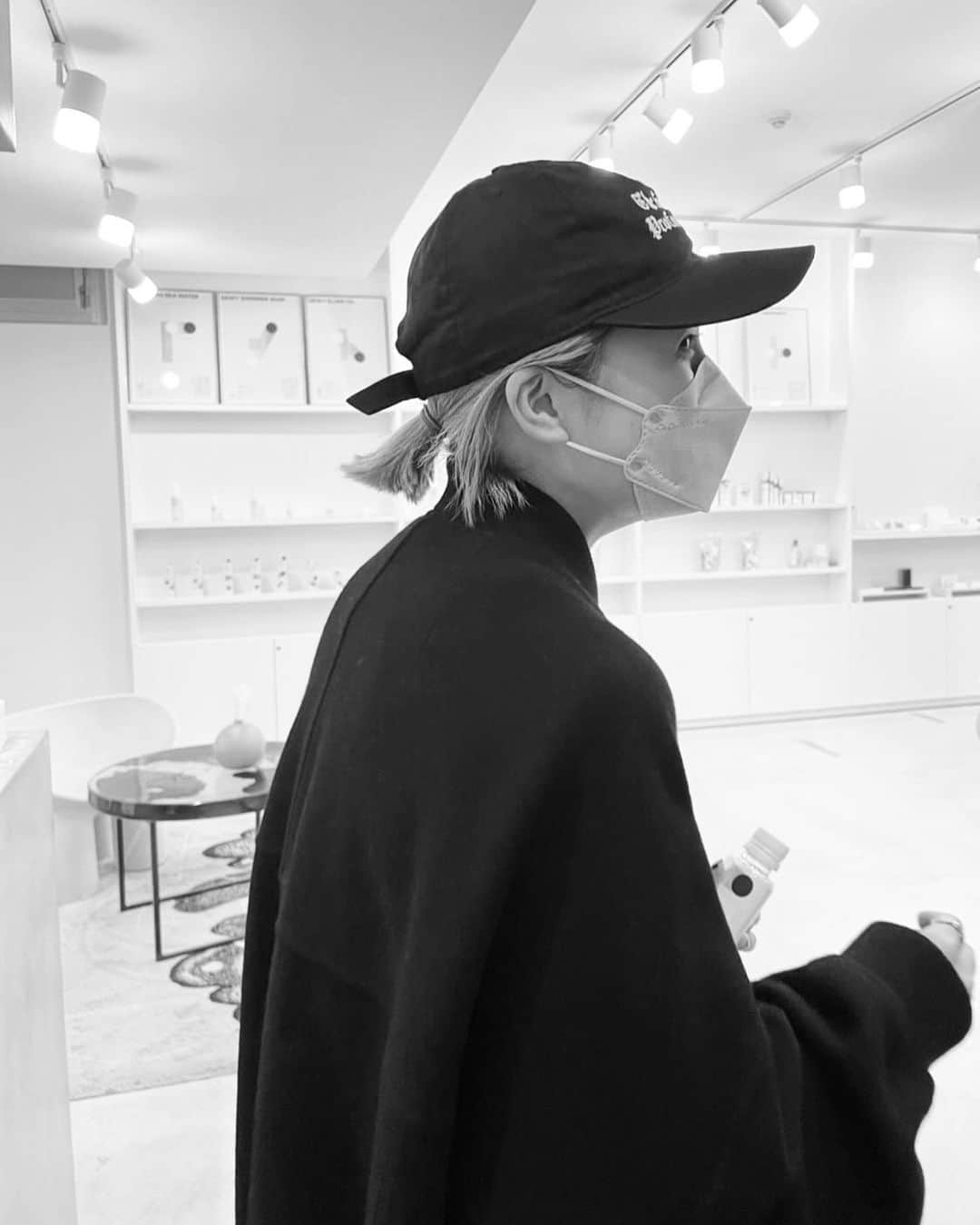 saki kojimaのインスタグラム：「📸🖤 髪伸びて、やっとノベルティだったカラーゴム使える🤍」
