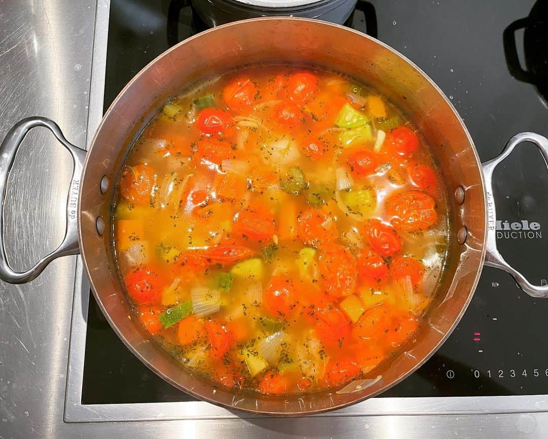 ミン・ヒョリンのインスタグラム：「🍅🥒🥕🥦야채가 안맞는 체질🤭🤪😱🤔」