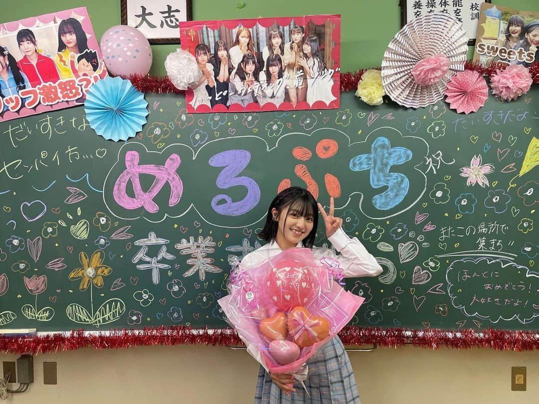 のインスタグラム：「大好きなめるぷちを卒業しました🤍 毎週みんなで集まって朝から夜まで撮影して一緒にご飯食べに行って、、 私の中学校生活の半分以上はめるぷちの思い出でいっぱいです🥲 今までほんとにありがとうございました！！ またいつかあのメンバーで集まれるといいな🤍´-   #めるぷち  #卒業  #制服」