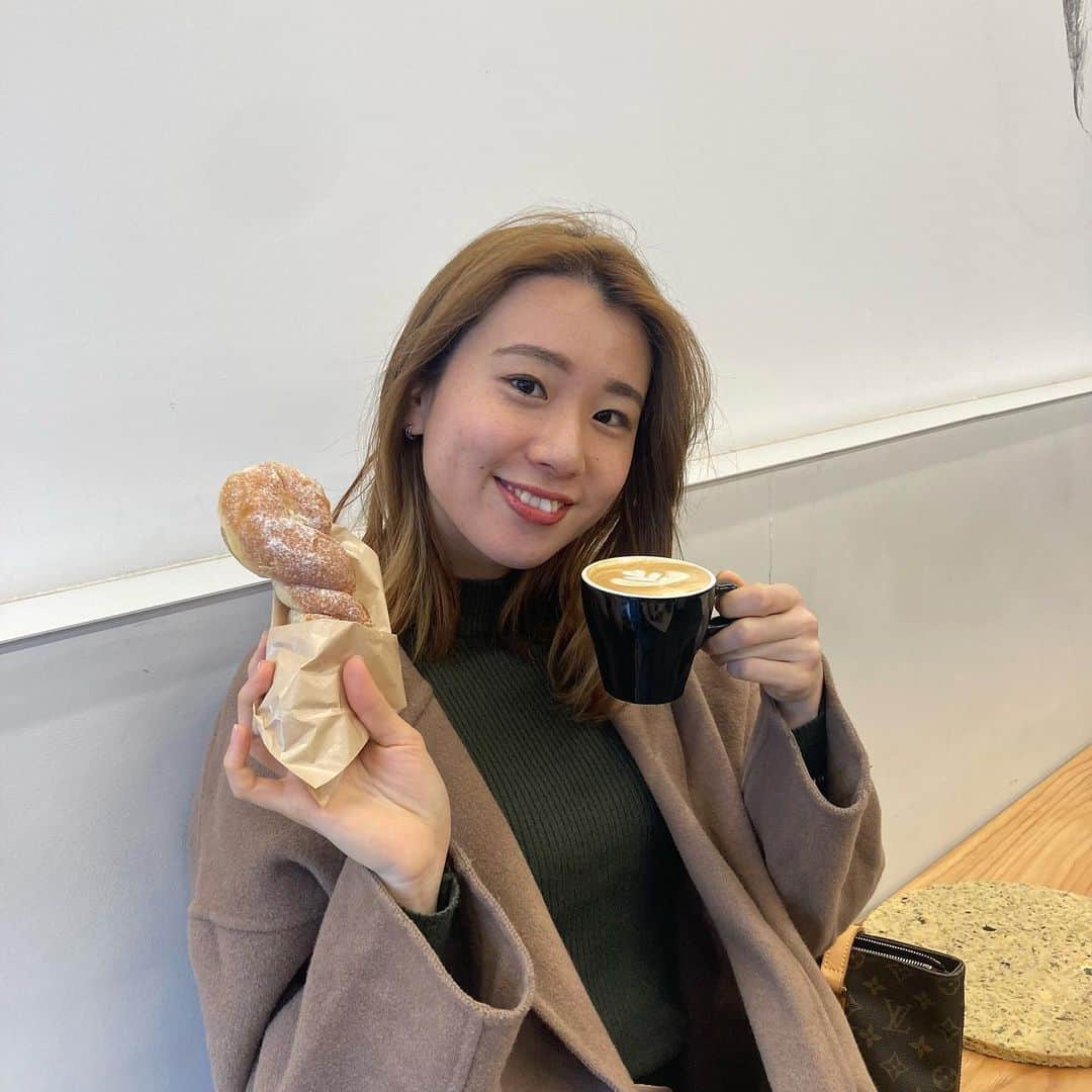 荒木悠衣のインスタグラム：「朝からパンを頬張る幸せ🥐  #b2#ビースクエアード ＃清澄白河カフェ#カフェ#隠れ家カフェ#東京カフェ#パン#清澄白河パン ＃クロワッサン #ツイストドーナツ #スイーツ#カフェ巡り#チョコレート屋さん巡り#チョコレート#東京#東京カフェ#表参道カフェ#渋谷カフェ#銀座カフェ#原宿カフェ#横浜カフェ#大阪カフェ#神戸カフェ#カフェ部」