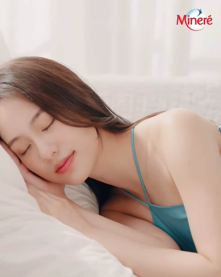 PIMTHAのインスタグラム：「อะแฮ่มม มีตัวช่วยผิวสวยอีกอย่างมาบอกต่อค่าา กับ Minere น้ำแร่ธรรมชาติ 100% จากแหล่งน้ำธรรมชาติ  ผลิตด้วยเทคโนโลยีเปอริเอ้ วิทเทล จากประเทศฝรั่งเศส 🇫🇷 อุดมไปด้วยแร่ธาตุกว่า 10 ชนิด ที่ช่วยปรับสมดุลร่างกายให้ทำงานอย่างมีประสิทธิภาพ เติมความสดชื่นให้กับร่างกาย ที่สำคัญมีแร่ซิลิกาที่จำเป็นต่อความงามของสาวๆ ช่วยเสริมเนื้อเยื่อและคอลลาเจน ให้เซลล์ผิวชุ่มชื้นกระจ่างใส  ป้องกันการเกิดริ้วรอย แถมยังช่วยเสริมความยืดหยุ่นและความแข็งแรงในร่างกาย พร้อมเผยผิวโกลว์ฉ่ำสุขภาพดี  อ่ะ แถมโปรไปด้วยเลย  ซื้อน้ำแร่มิเนเร่ขนาด 0.5/1.5 ลิตร 3 แพ็ค แถมฟรี 1 แพ็คที่ Lotus's ทุกสาขา ตั้งแต่วันที่ 31 มี.ค. - 13 เม.ย. 65 #ดื่มสิ่งดีๆจากธรรมชาติได้ทุกวัน #MinéréThailand」