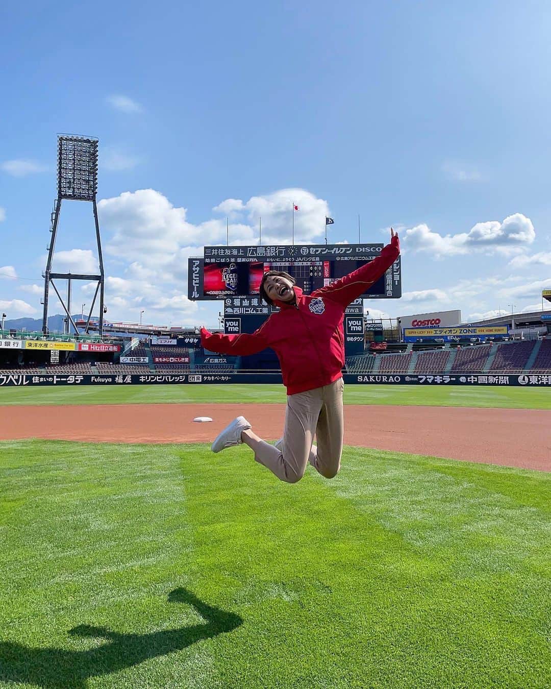 西口真央のインスタグラム：「少しずつ思い出の振り返り🌸  3/21カープレジェンドゲーム⚾️ 最後の広テレでの大きなイベントでした 笑いあり感動ありの1日😌 観客の皆さんからの笑い声、時にはレジェンドのプレーに見入る姿が印象的でした。 広島の街とカープの繋がりを改めて感じた1日でした🌸  普段入ることのできない所で、記念にJUMP！！！  #カープレジェンドゲーム #マツダスタジアム」