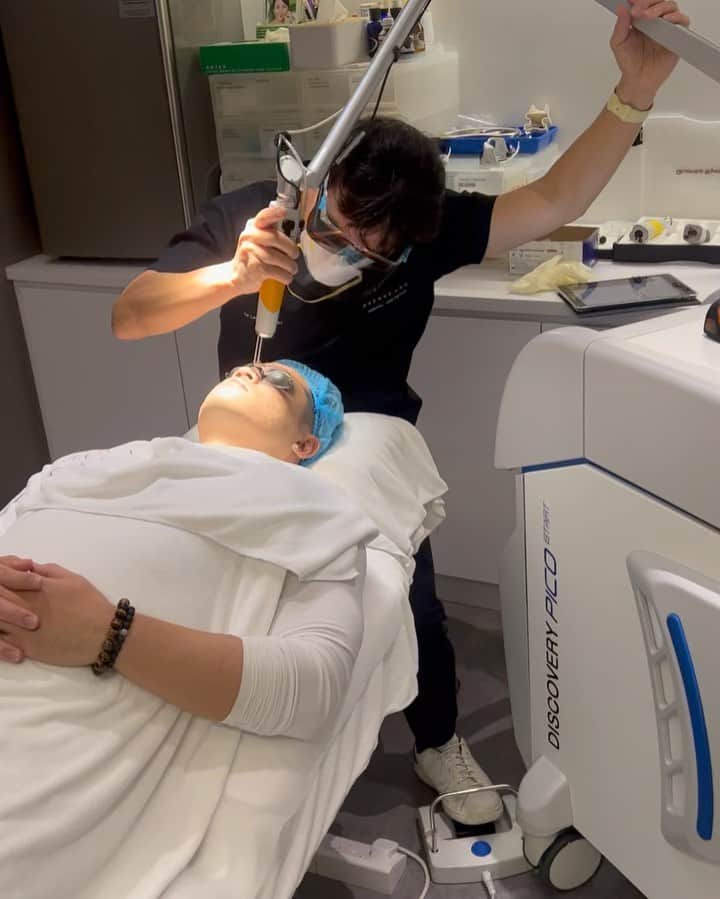 ヒューバートのインスタグラム：「Another session with @avecomedical cos you know, getting old-er. Skin is getting smoother and blemishes continues to lighten!  #picolaser #anewyouth」