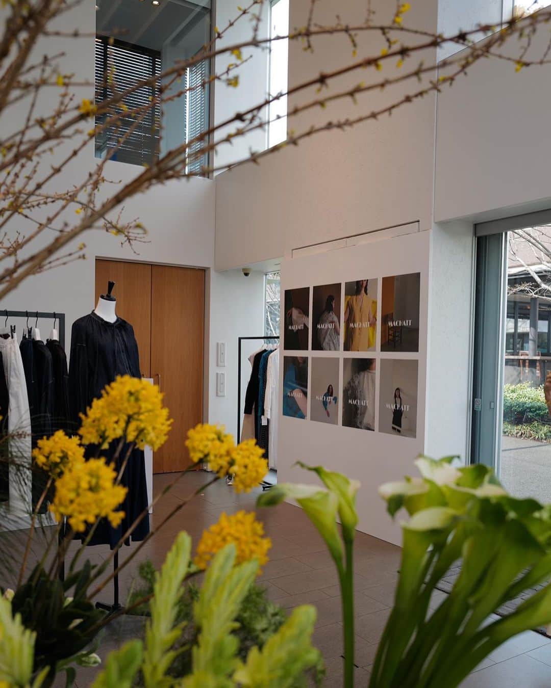 urakoのインスタグラム：「. 2022SS🌷 TOKYO POPUPSTORE ご来場いただきましたお客様 関係者の皆さま ありがとうございました！！ . . 毎日OPENからCLOSEまで 整理券や入場制限 フィッティング待ちもあり ご迷惑をおかけすることもあり申し訳ございませんでした。 . そんな中 本当に沢山のお客様に足を運んでいただき感謝の気持ちでいっぱいです🥺✨ . . 沢山の方から 愛あるお言葉までいただき とても幸せな時間でした☺️ ありがとうございました！！ . . また皆さまにワクワクしてもらえるようなお洋服作りも頑張っていきたいと思います🤍 . . #MACHATT LAND🏰 #machattpopup  #MACHATT」
