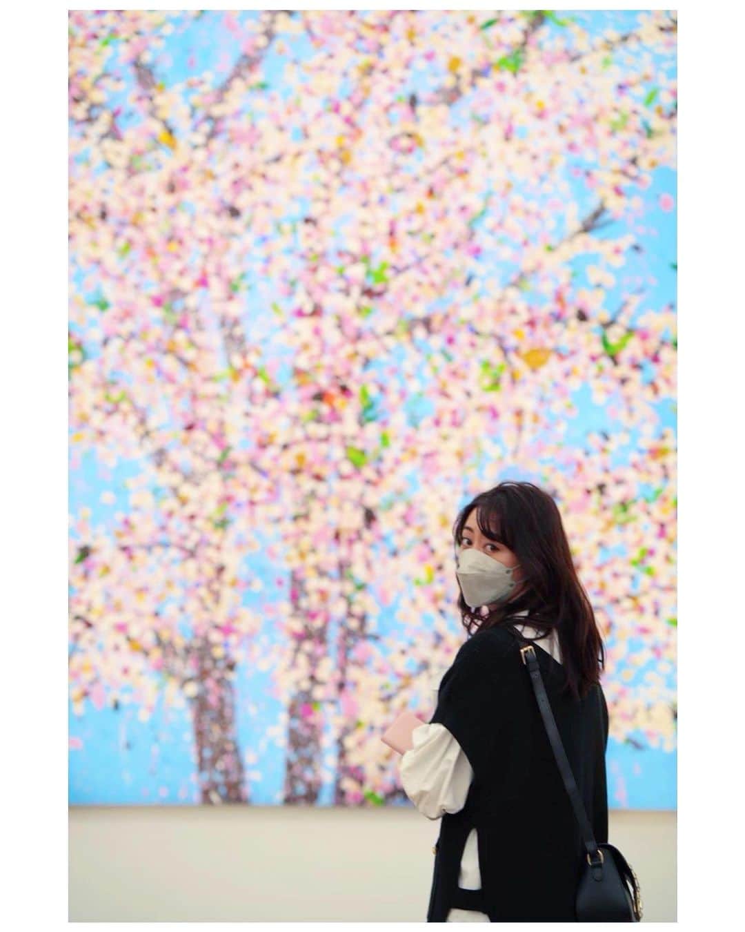 のインスタグラム：「お花見の仕方は人それぞれ🌸  本物の桜と、絵の桜、あぁ、あと夜桜もあるなぁ。。  #花見　#sakura #cherryblossom #桜」
