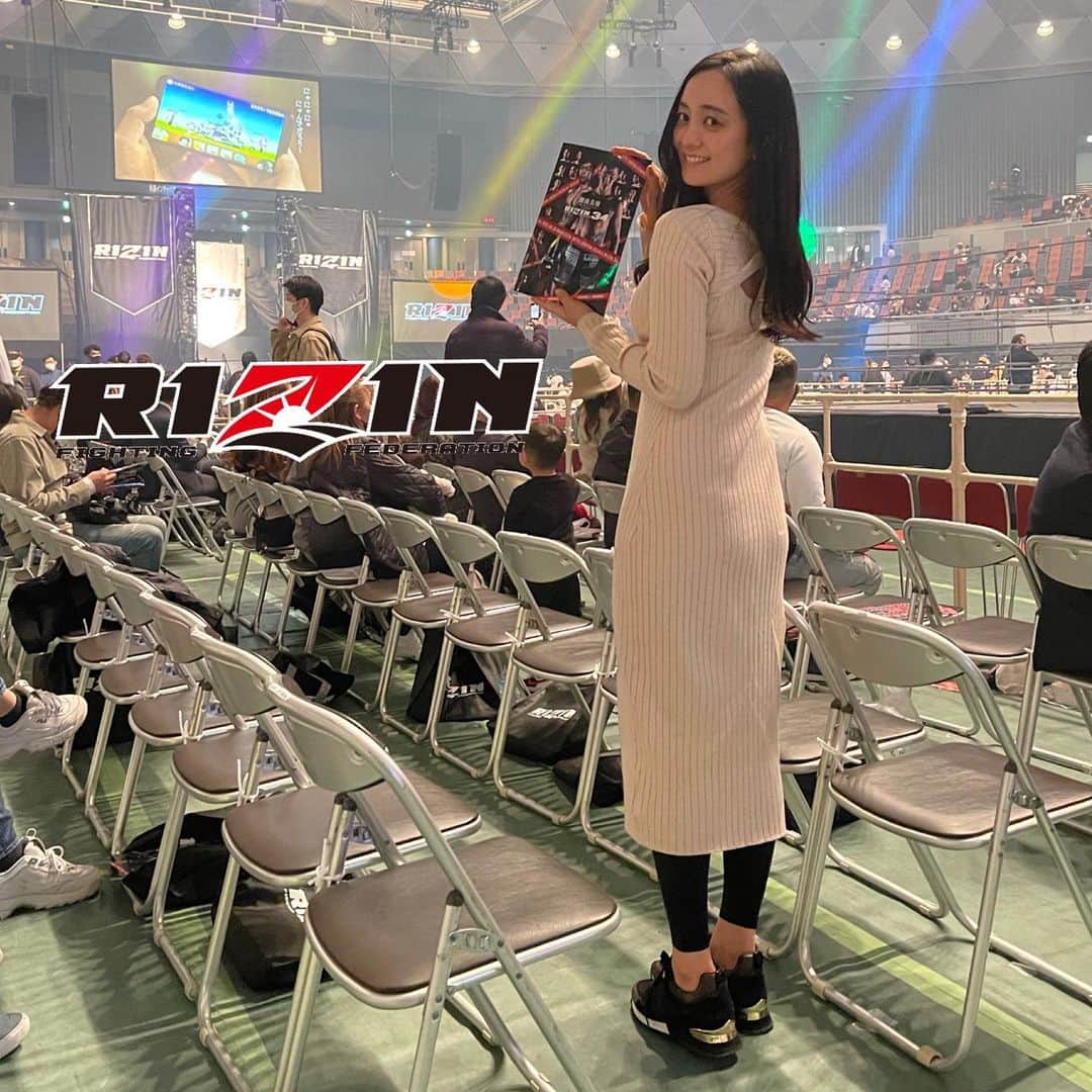 のインスタグラム：「3月の3連休は大阪でRIZIN観てきました！大阪に転勤中の親友ぽん、えいみーも一緒でしたよ😊大阪大会は、今回もバッチバチ！面白かった！大満足！皇治選手「モテてしゃーない」ドミネーター選手「勘違いして格闘技に専念しないように」と勝った後のコメントが対照的だったのも印象的でした！次は4月16日と17日と続けてRIZINあります！楽しみ！ #RIZIN #大阪 #RIZIN34 #丸善インテックアリーナ #靴色違い」