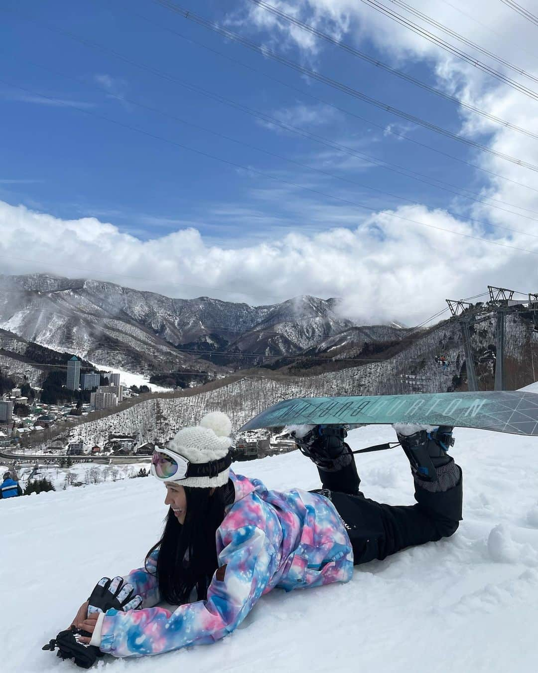 高橋まりのインスタグラム：「人生5回目🦄 難しいから楽しい🏂　 うまくなりたい教えて  #もうシーズン終わり #naeba #スノボ」