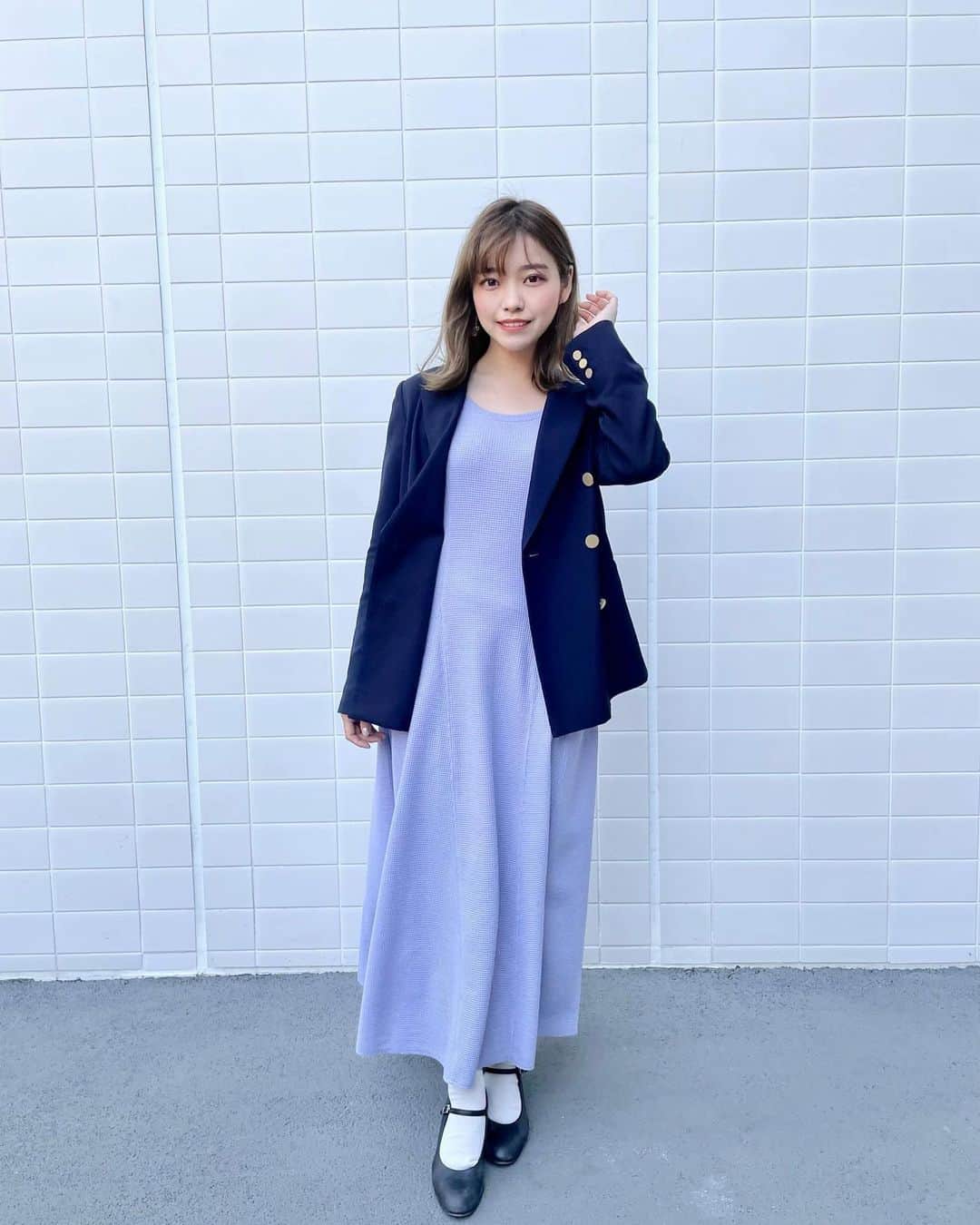 横山キラのインスタグラム：「ノースリーブワンピにジャケットを合わせて春コーデにしてみました！  ブルーの色味が春らしくて、1枚でも着られる季節が待ち遠しいです、、、😊   #resortnista #春コーデ #ファッション #totheseahawaii  #pr」