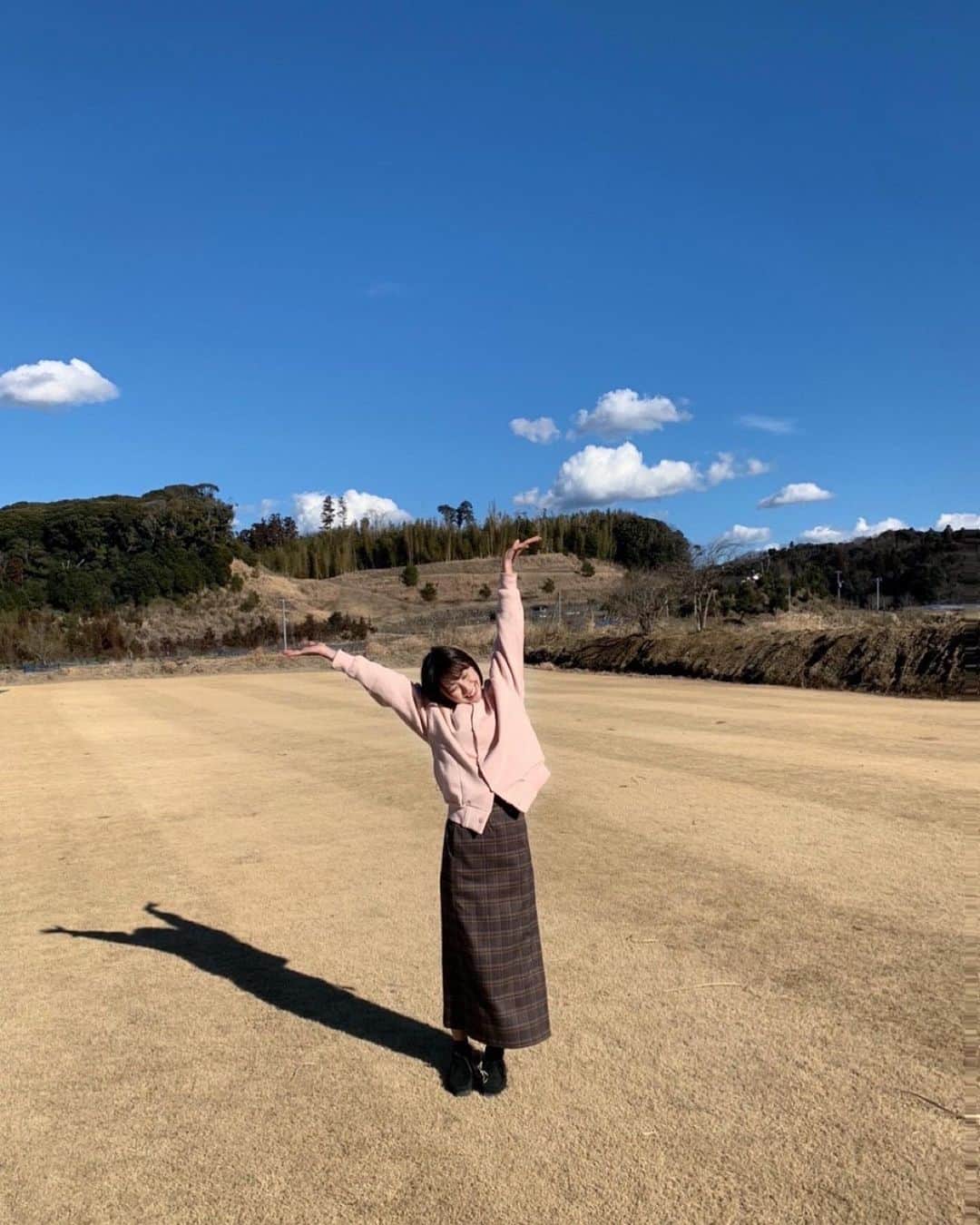 荒川真衣さんのインスタグラム写真 - (荒川真衣Instagram)「ロケ行ってきました〜🐿 この広大な景色は国内です。 なんなら千葉です！ なんなら所有地です！ ⁡ ⁡ 空気階段の空気観察 テレビ朝日　明日(水曜) 26:16〜 @kuki_kansatsu  ⁡ ⁡ 空気階段さんの怪奇的なコントが好きで よく見ていたのでとても嬉しかったです！ 春マックのCMで人力車をひくのは もぐらさんだとすぐにわかりました🌸 かたまりさんは急に大声を出します！ 他にもTikTokerのぞのさんやユニークな店長もいて 楽しいロケでした〜！ リアタイで見てください😌 ⁡ ⁡ ⁡ #空気階段の空気観察 ⁡ ⁡」3月29日 16時32分 - mai_konchu